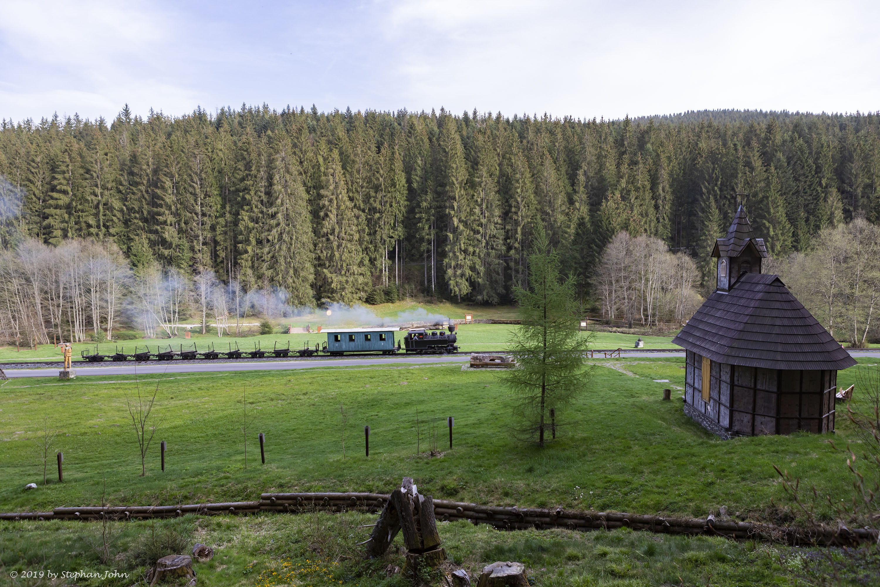 <p>Ein Zug der Waldbahn dampft die Strecke in Richtung Vydrovo entlang</p>