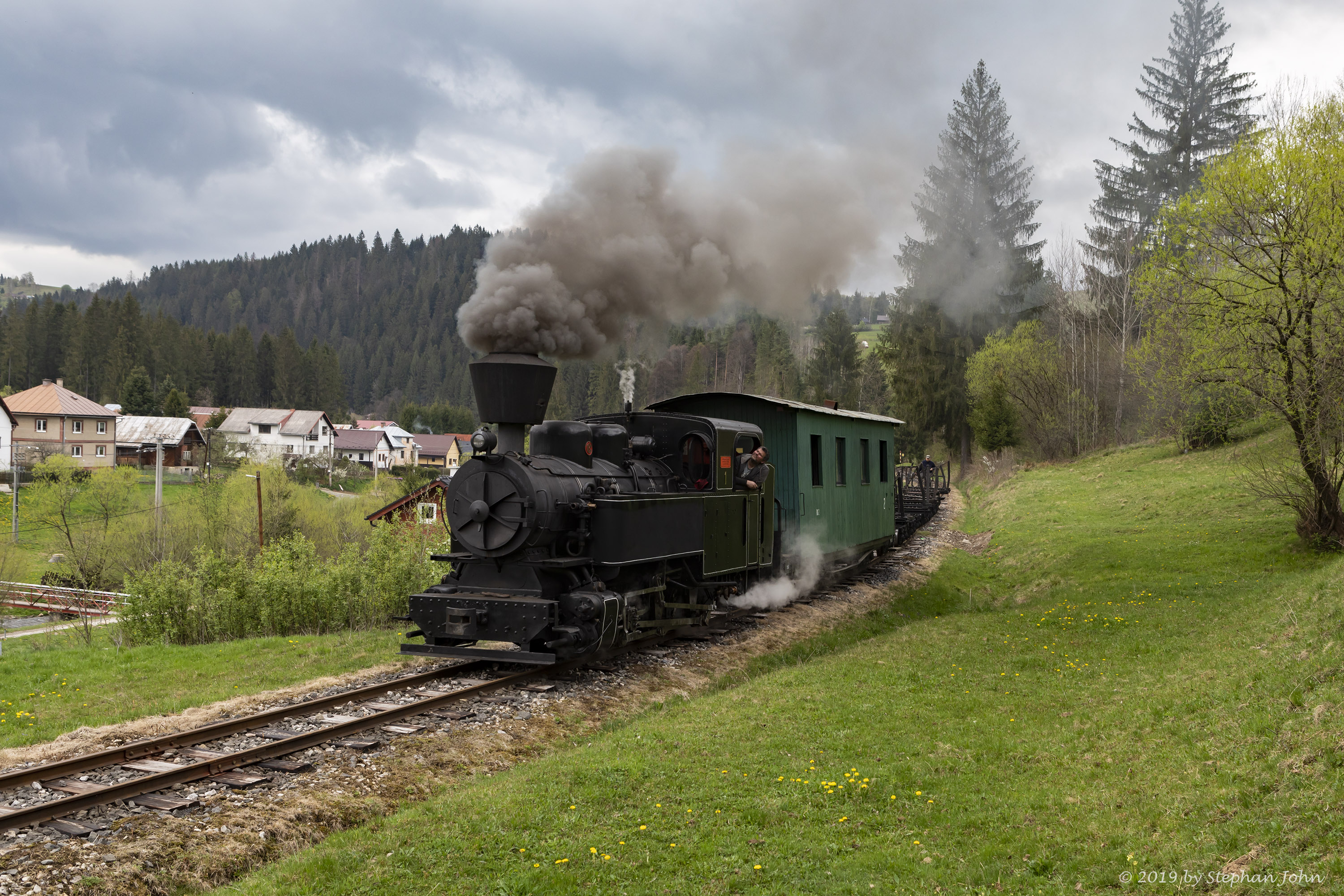 Holzzug aus Richtung Šánske fährt nach Čierny Balog