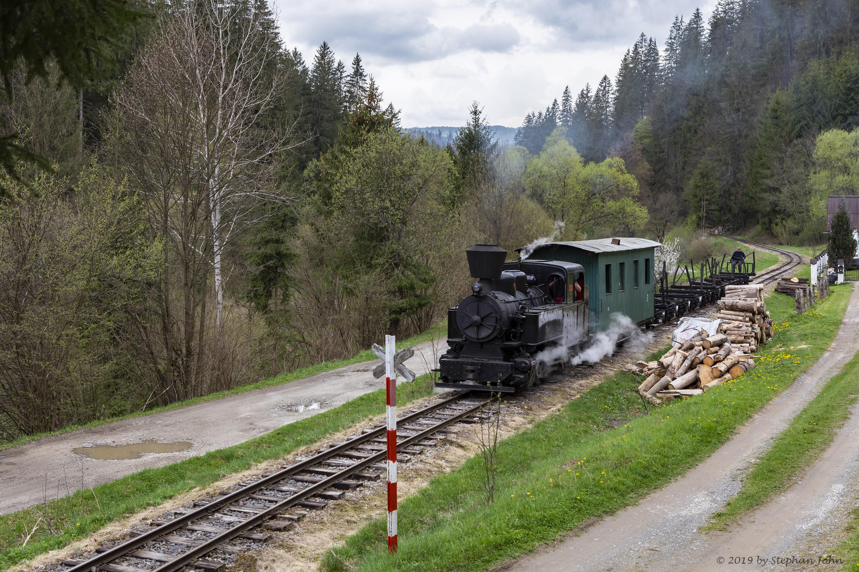 Holzzug aus Richtung Šánske fährt nach Čierny Balog
