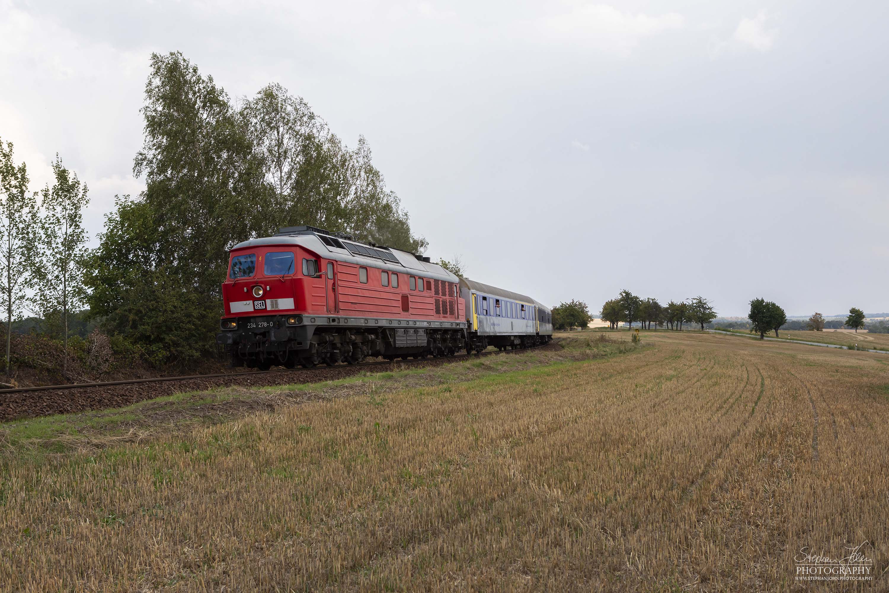 Zug 27773 der MRB von Chemnitz nach Leipzig. Wegen Bauarbeiten beginnt der Zug in Chemnitz-Küchwald. Bespannt ist der Zug mit Lok 234 278-0 der SEL, da die Planlok nicht verfügbar ist.