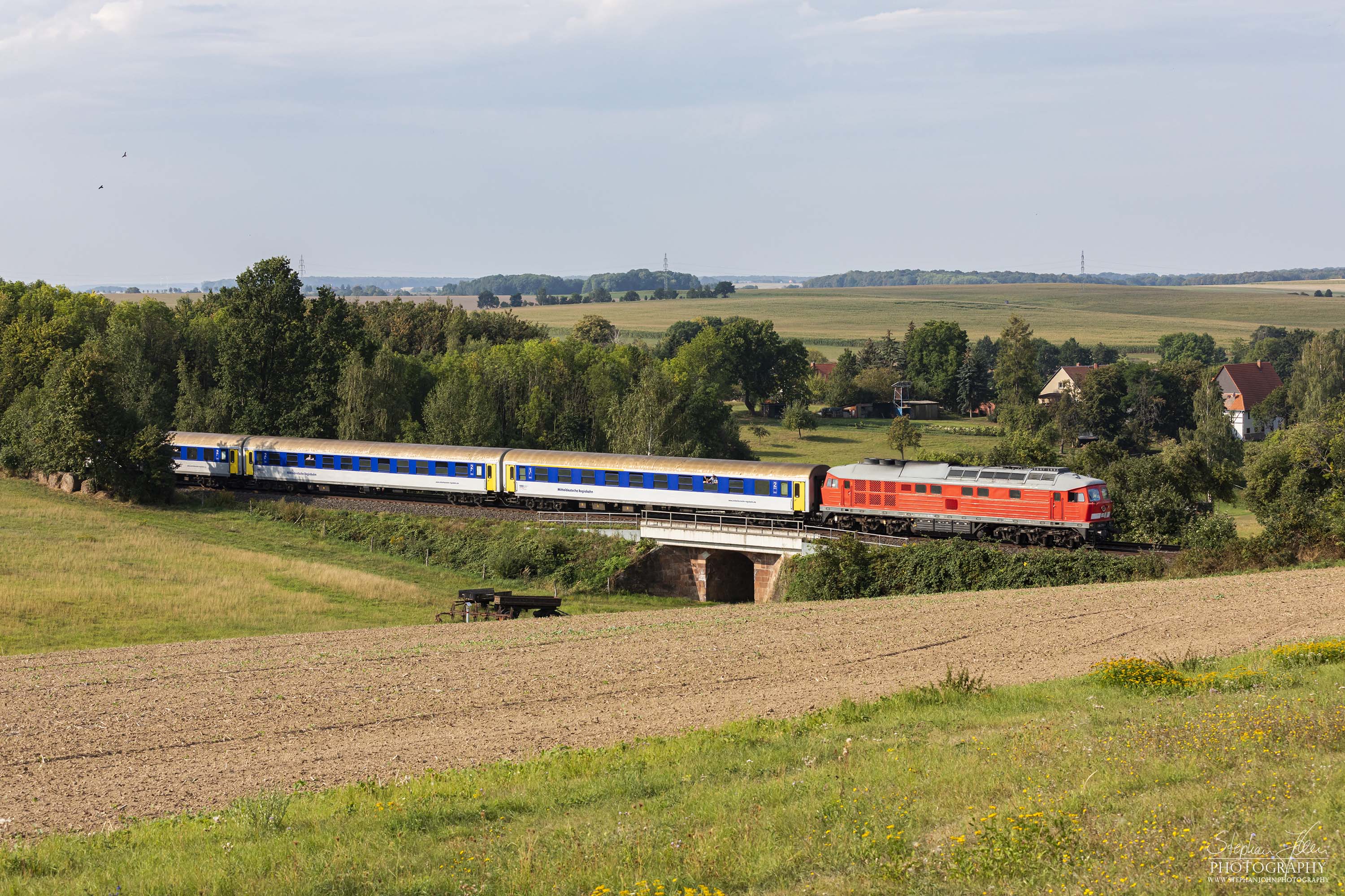 Zug 27761 der MRB von Chemnitz nach Leipzig. Wegen Bauarbeiten beginnt der Zug in Chemnitz-Küchwald. Bespannt ist der Zug mit Lok 234 278-0 der SEL, da die Planlok nicht verfügbar ist.
