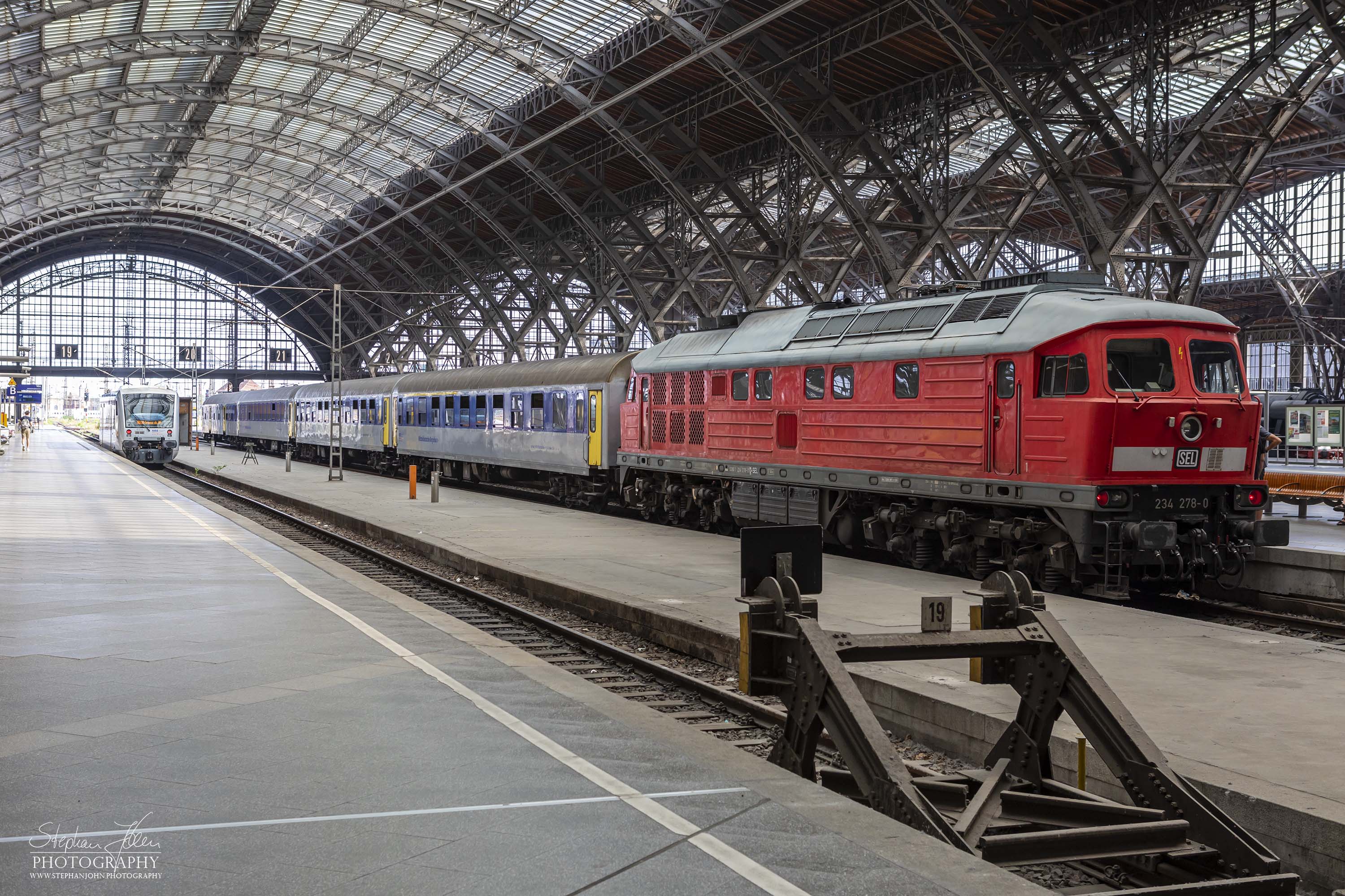 Zug 27762 der MRB nach Chemnitz steht abfahrtbereit in Leipzig Hbf. Da die Planlok nicht verfügbar ist, wurde der Umlauf mit Lok 234 278-0 der SEL bespannt und im Wendezugbetrieb gefahren.