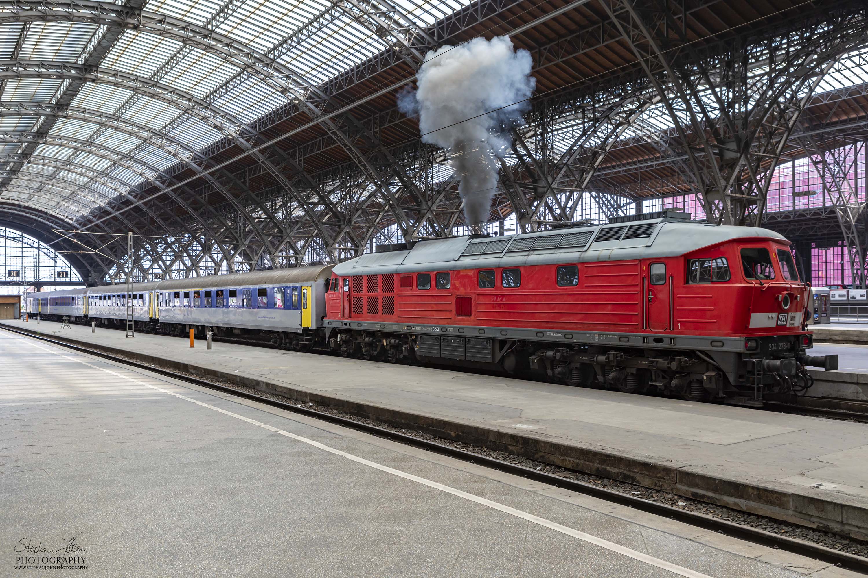 Zug 27762 der MRB nach Chemnitz startet die Lok in Leipzig Hbf. Da die Planlok nicht verfügbar ist, wurde der Umlauf mit Lok 234 278-0 der SEL bespannt und im Wendezugbetrieb gefahren.