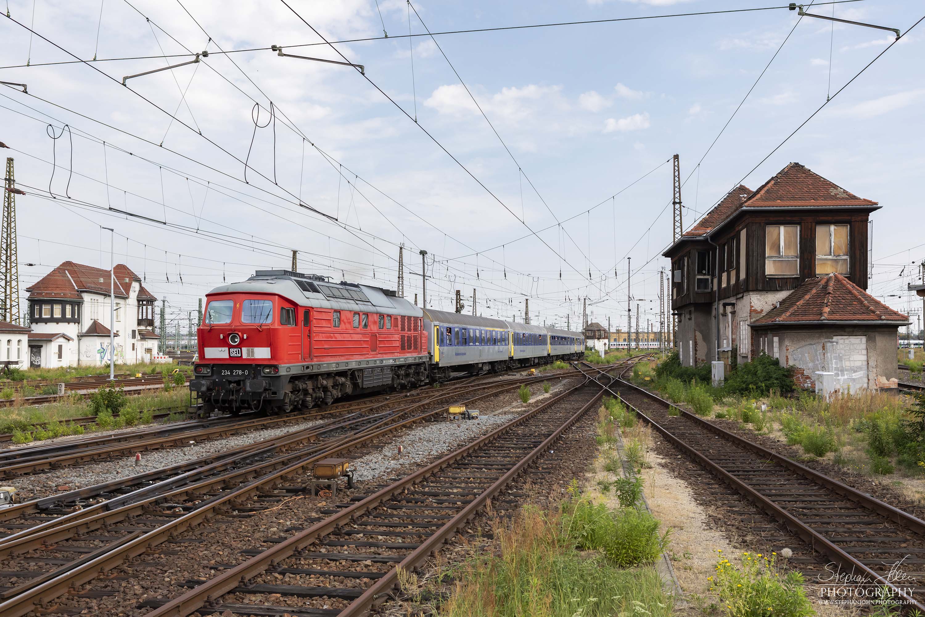 Zug 27762 der MRB nach Chemnitz verläßt den Bahnhof Leipzig Hbf. Da die Planlok nicht verfügbar ist, wurde der Umlauf mit Lok 234 278-0 der SEL bespannt und im Wendezugbetrieb gefahren.