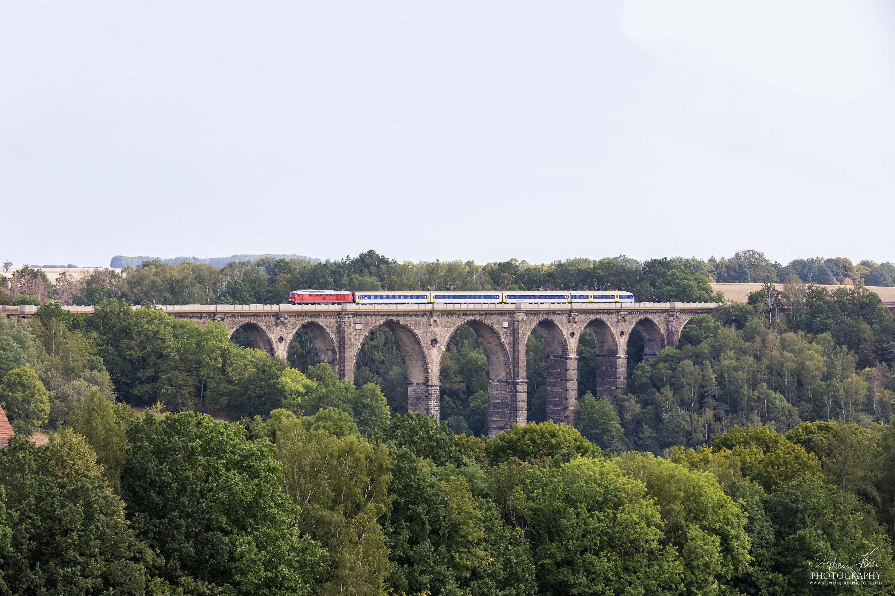 Zug 27767 der MRB von  Chemnitz nach Leipzig Hbf auf dem Göhrener Viadukt. Da die Planlok nicht verfügbar ist, wurde der Umlauf mit Lok 234 278-0 der SEL bespannt und im Wendezugbetrieb gefahren.