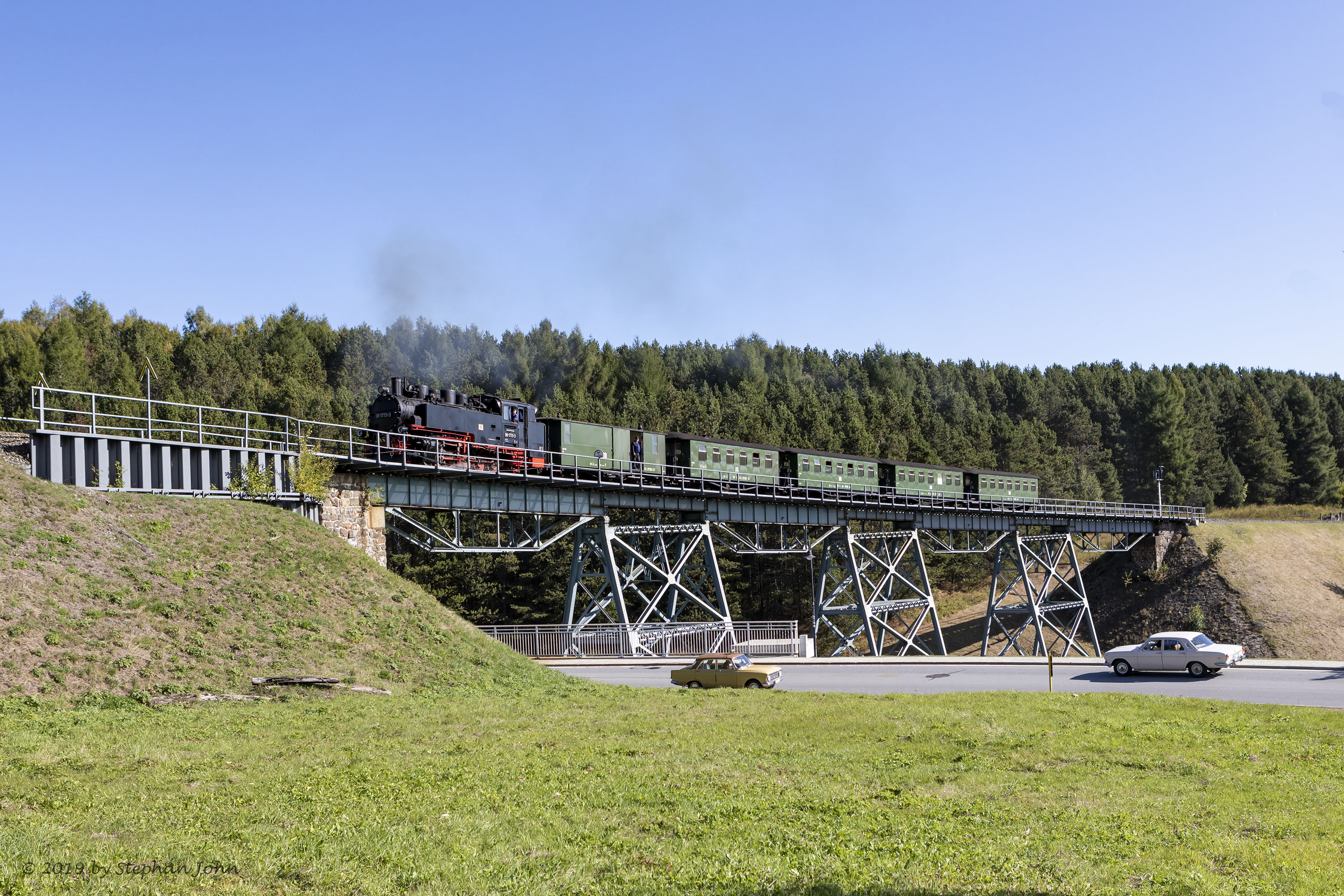 Zug 9005 mit Lok 99 1773-3 fährt mit dem Personenzug in Richtung Oberwiesenthal und erreicht den Endbahnhof.