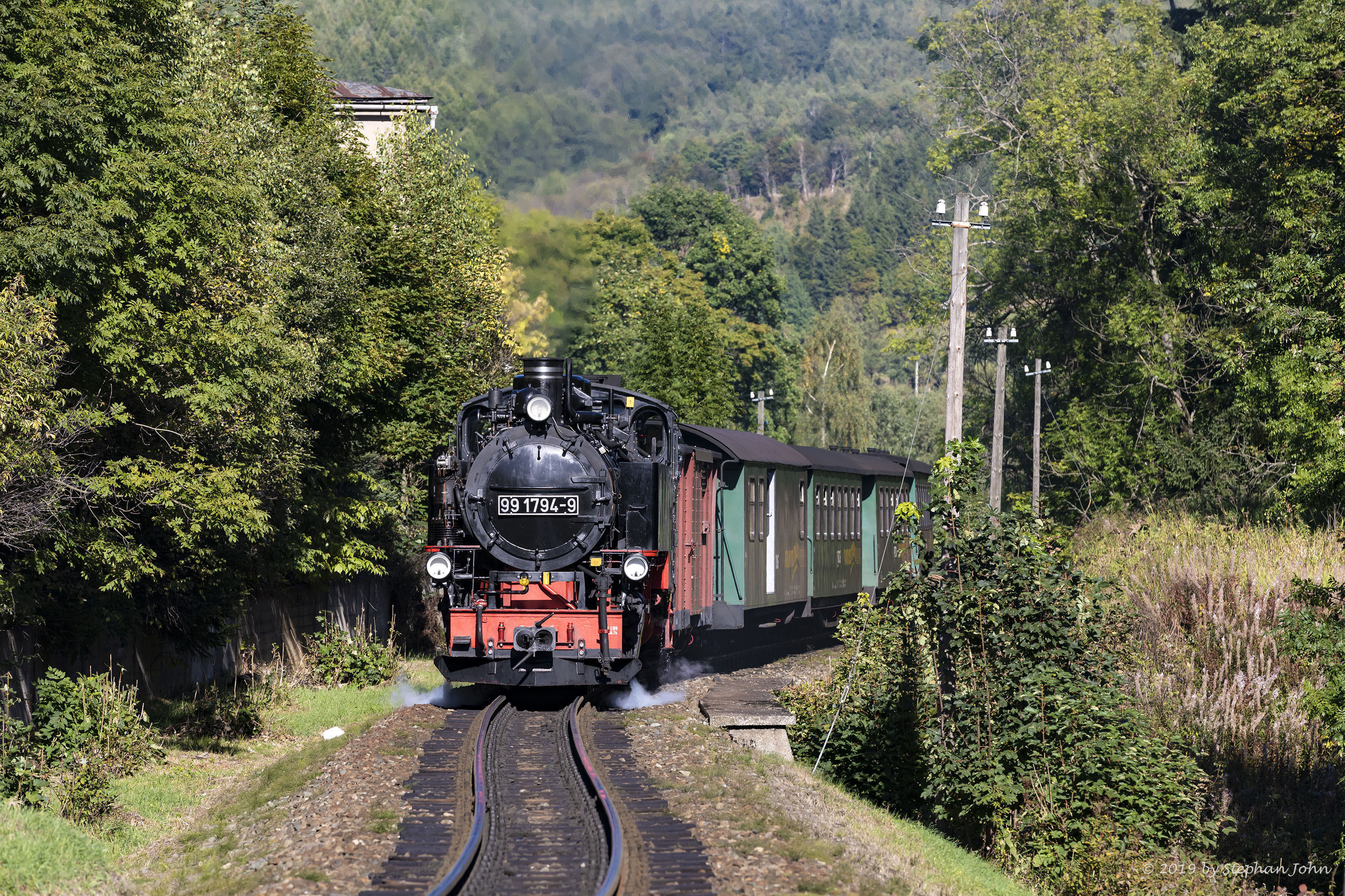 P 1007 hat Hammerunterwiesenthal verlassen und dampft in Richtung Oberwiesenthal