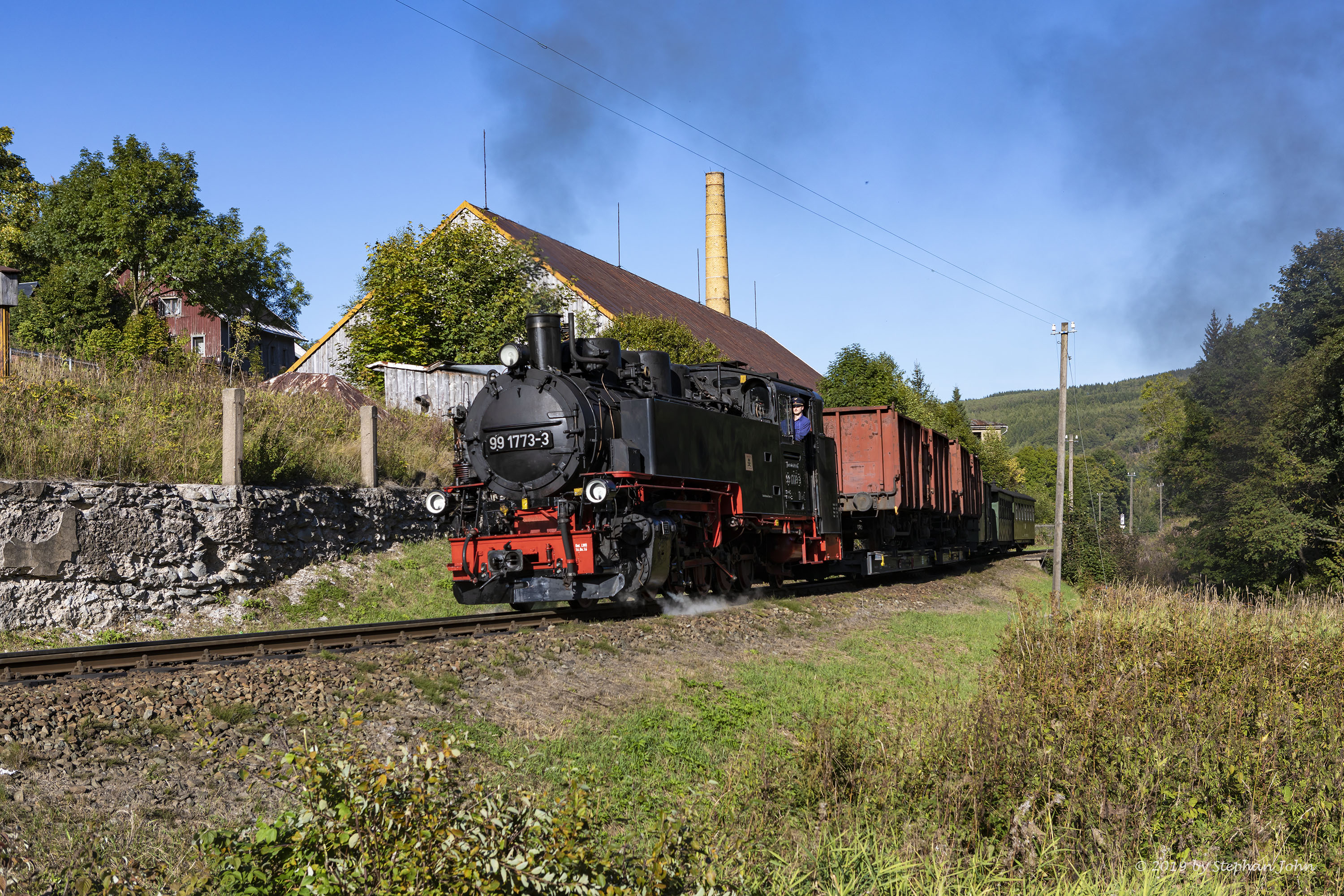 GmP 9007 von Cranzahl nach Oberwiesenthal hat den Bahnhof Hammerunterwiesenthal verlassen und dampft weiter nach Oberwiesenthal