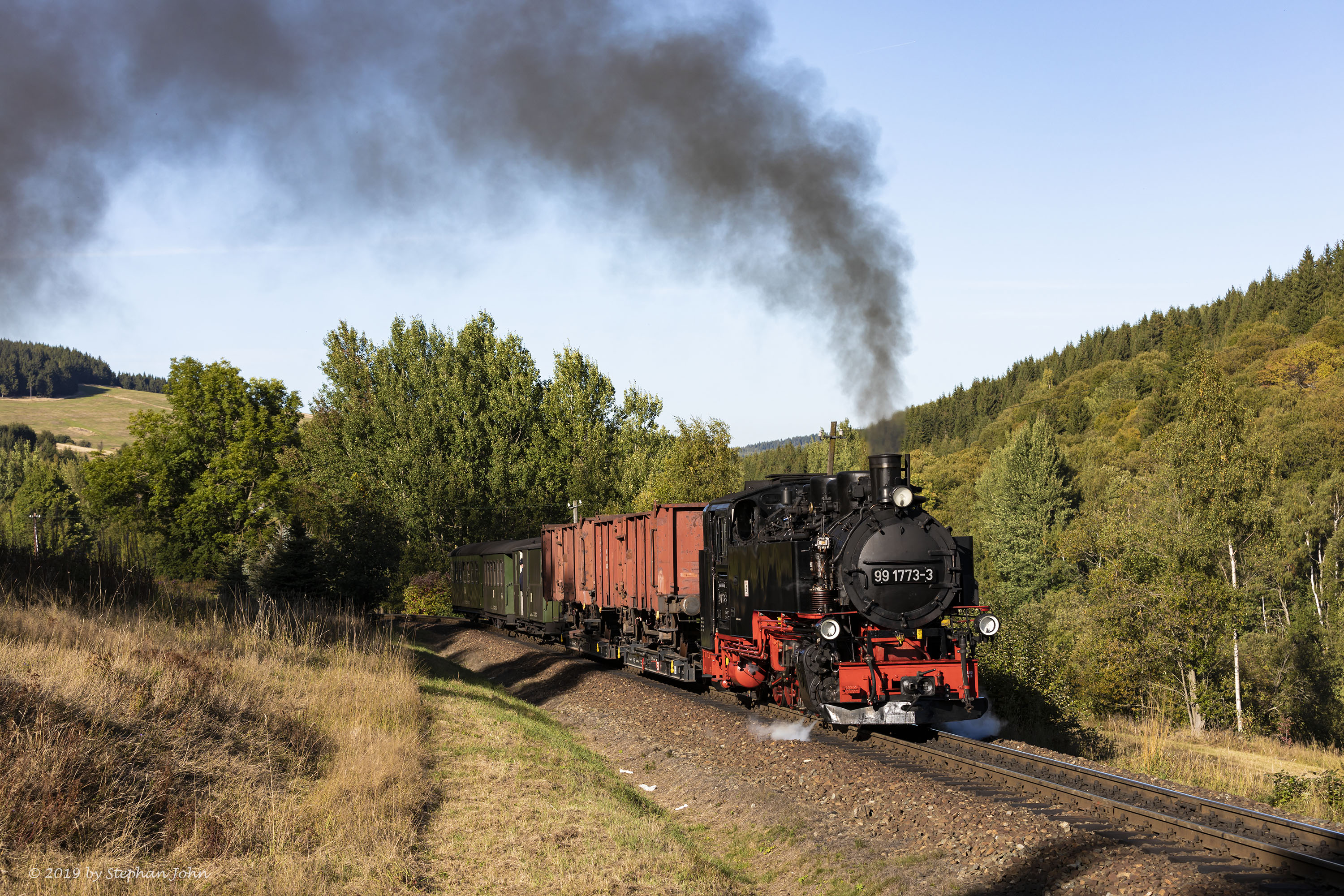 GmP 9007 von Cranzahl nach Oberwiesenthal hat den Bahnhof Hammerunterwiesenthal verlassen und dampft weiter nach Oberwiesenthal