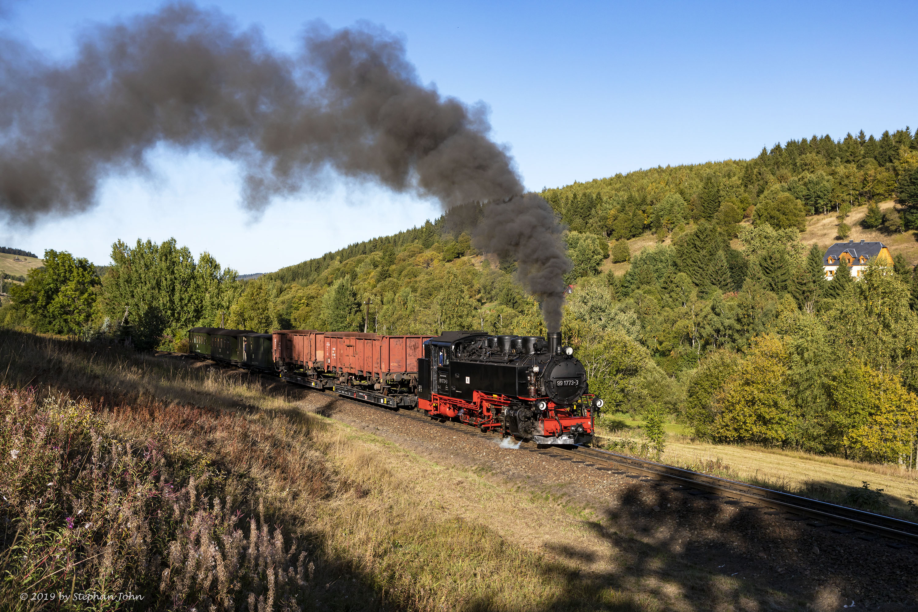 GmP 9007 von Cranzahl nach Oberwiesenthal hat den Bahnhof Hammerunterwiesenthal verlassen und dampft weiter nach Oberwiesenthal