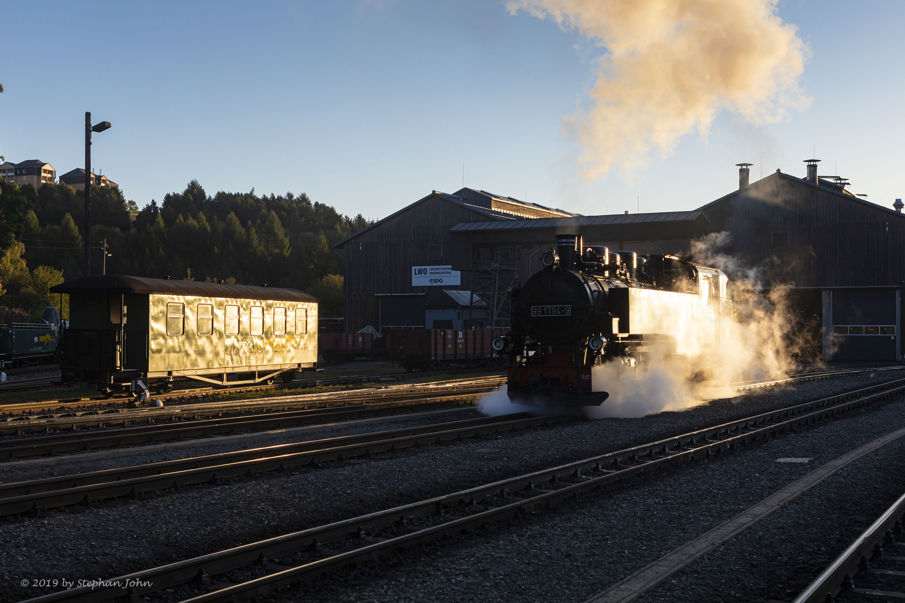 Lok 99 1794-9 bespannt in Oberwiesenthal den ersten Zug des Tages nach Cranzahl