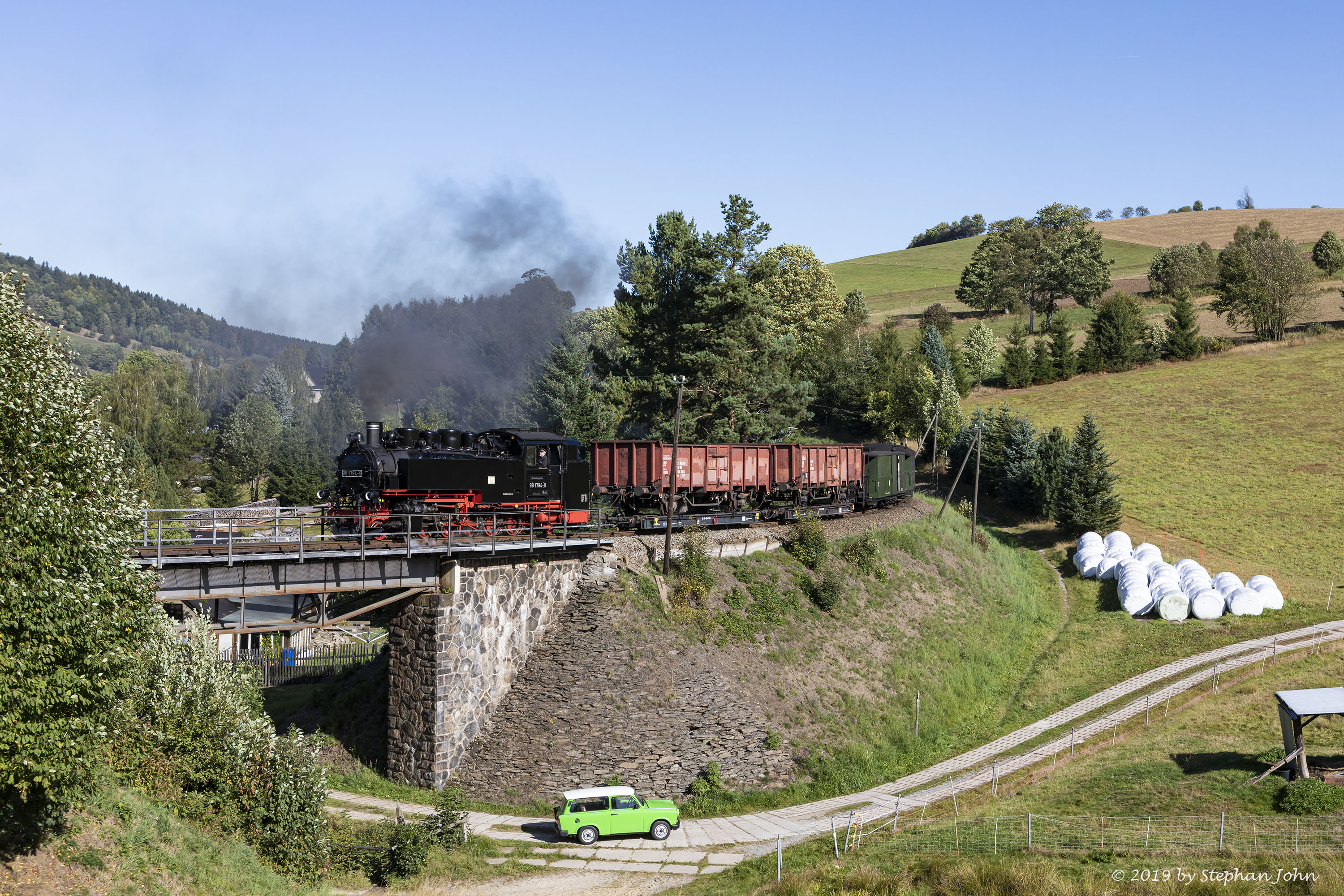 GmP 9009 von Cranzahl nach Oberwiesenthal schnauft durch Neudorf 