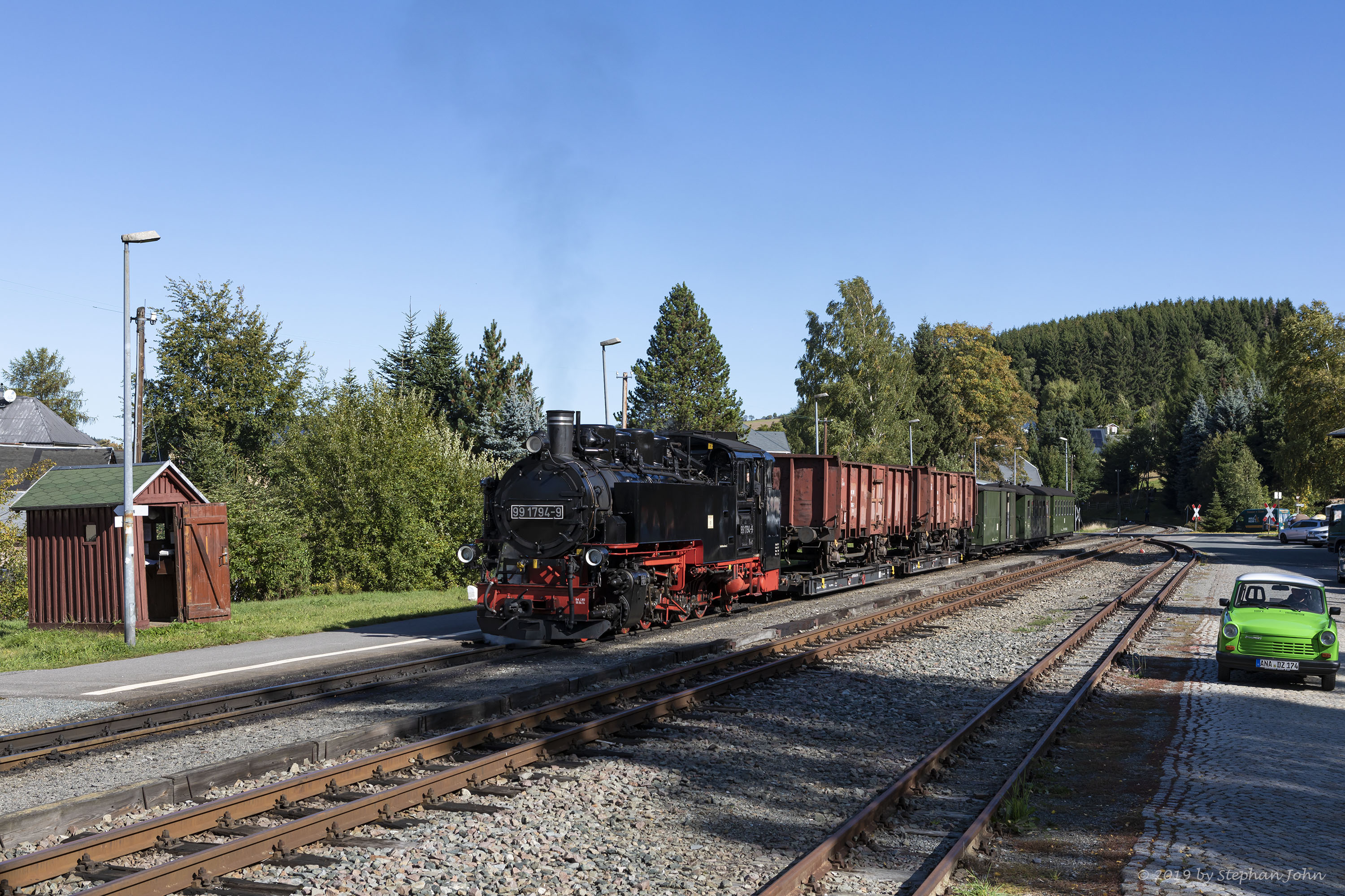 GmP 9009 von Cranzahl nach Oberwiesenthal wartet im Bahnhof Neudorf