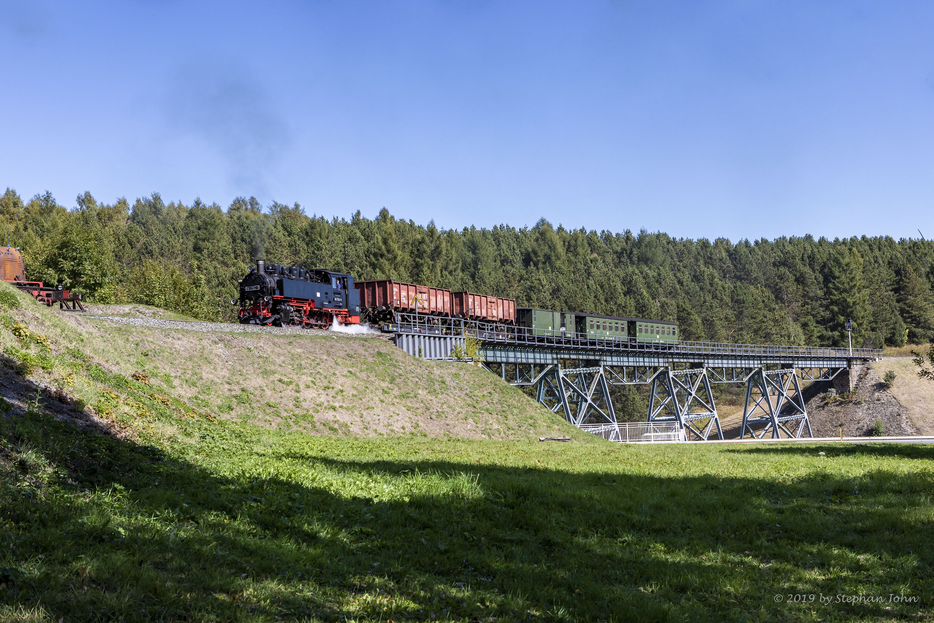 <p>GmP 9009 von Cranzahl nach Oberwiesenthal erreicht den Endbahnhof</p>