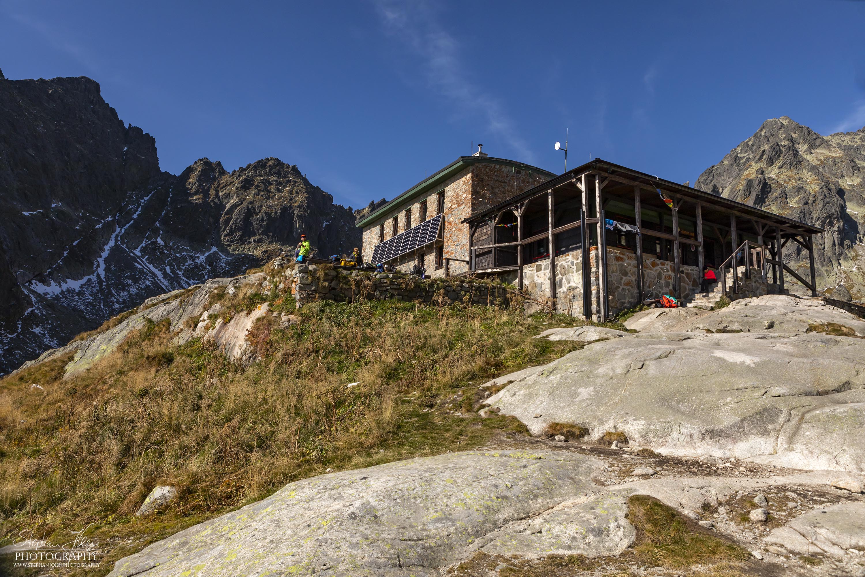 Die Téryho chata ist eine Berghütte in der slowakischen Hohen Tatra. Sie liegt am oberen Ende der Malá studená dolina und der Kotlina Päť Spišských plies in einer Höhe von 2015m/M. Somit ist sie nach der Chata pod Rysmi die zweithöchstgelegene Berghütte in der Hohen Tatra bzw. in der Slowakei. (Wiki)