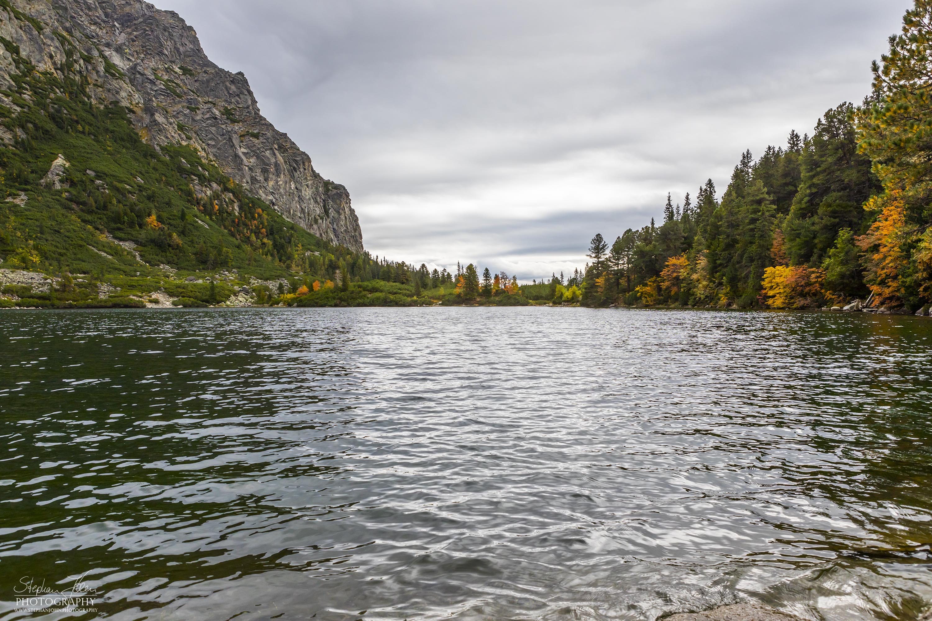 Popradské pleso (deutsch Poppersee, ungarisch Poprádi-tó, polnisch Popradzki Staw) ist ein Gebirgssee (slowakisch pleso) auf der slowakischen Seite der Hohen Tatra. (Wiki)