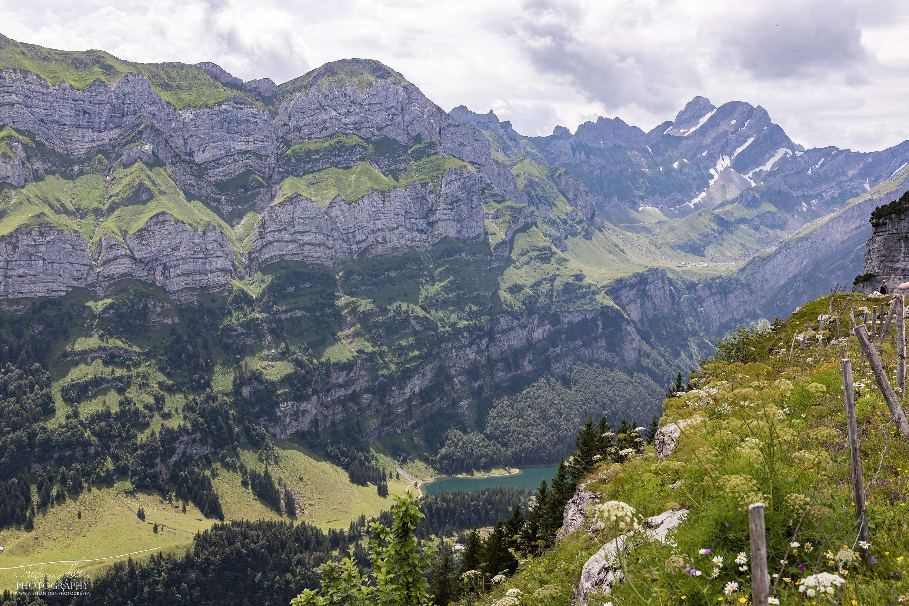 Blick von der Ebenalp im Appenzeller Land in Richtung Seealpsee und Meglisalp