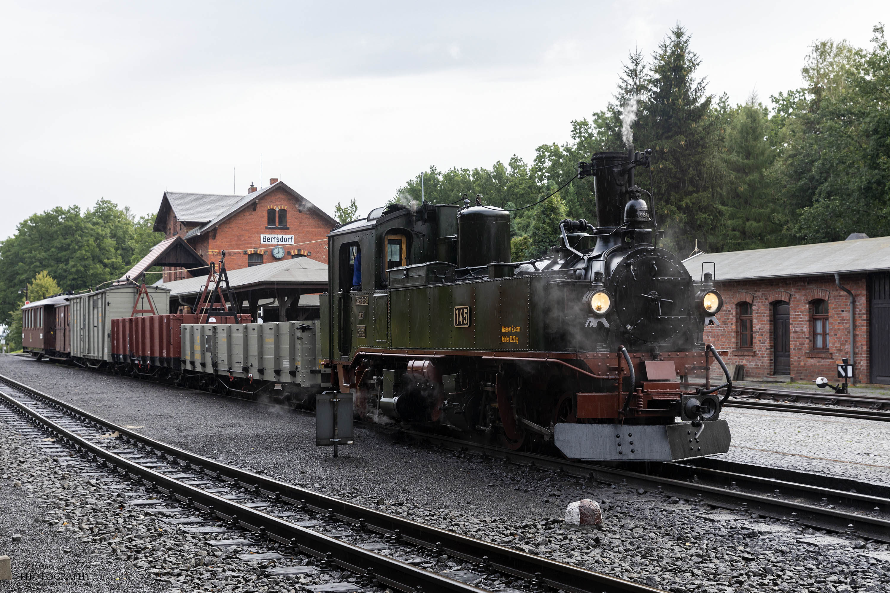 GmP 400 von Zittau hat im strömenden Regen dern Bahnhof Bertsdorf erreicht.