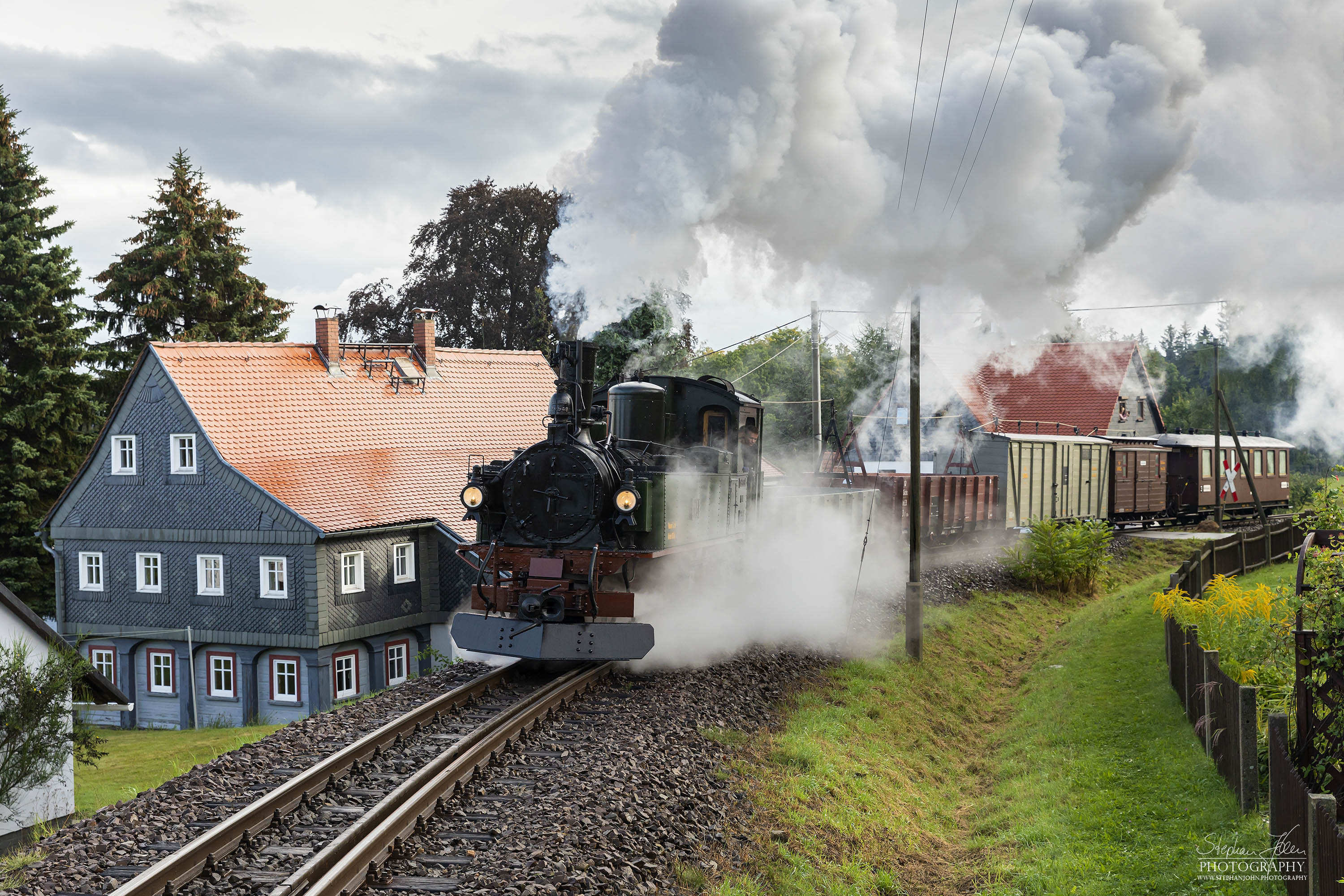 Lok 99 555 (IV K) mit GmP 402 dampft an den typischen Häusern der Oberlausitz vorbei nach Jonsdorf