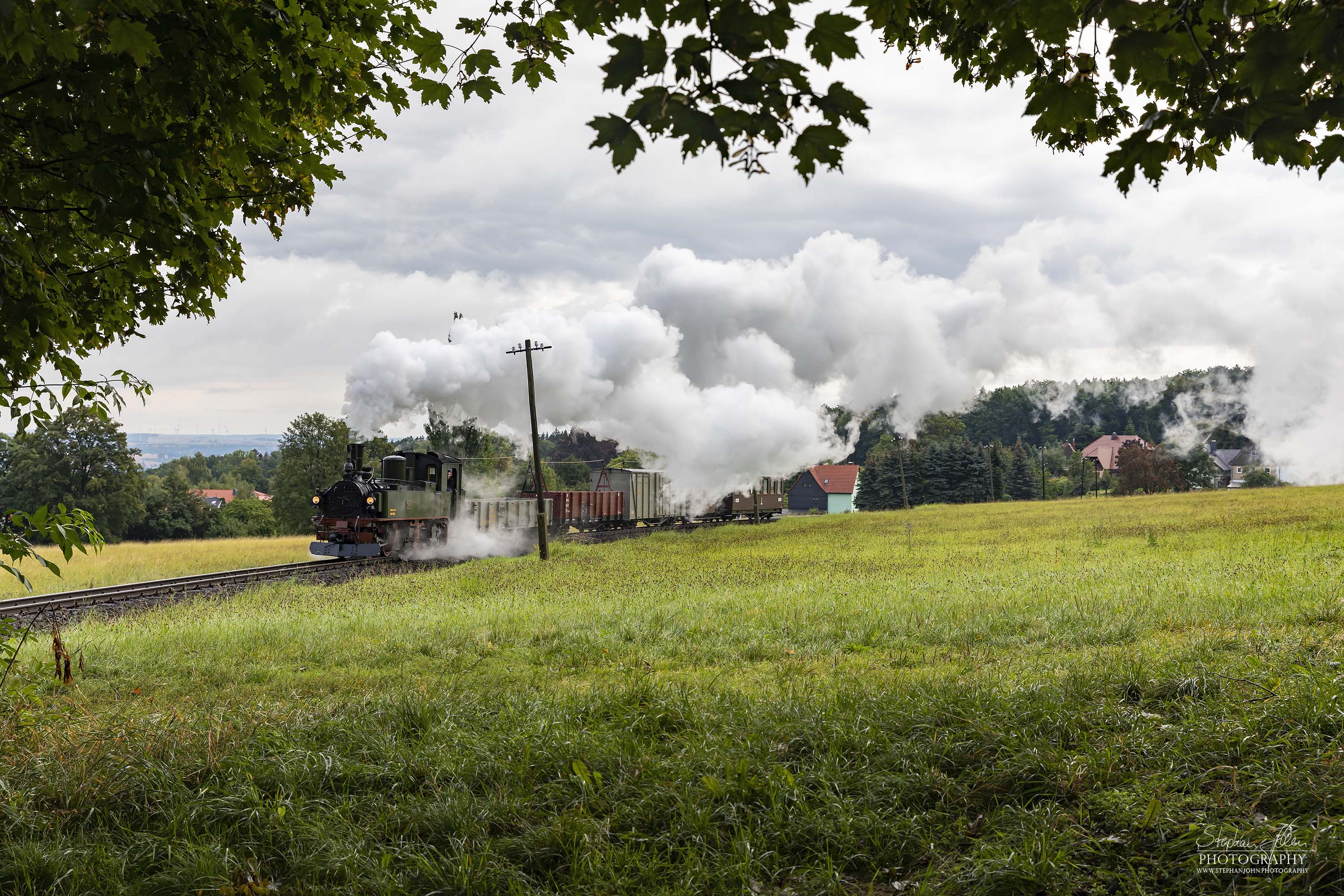 Lok 99 555 (IV K) mit GmP 402 dampft nach Jonsdorf