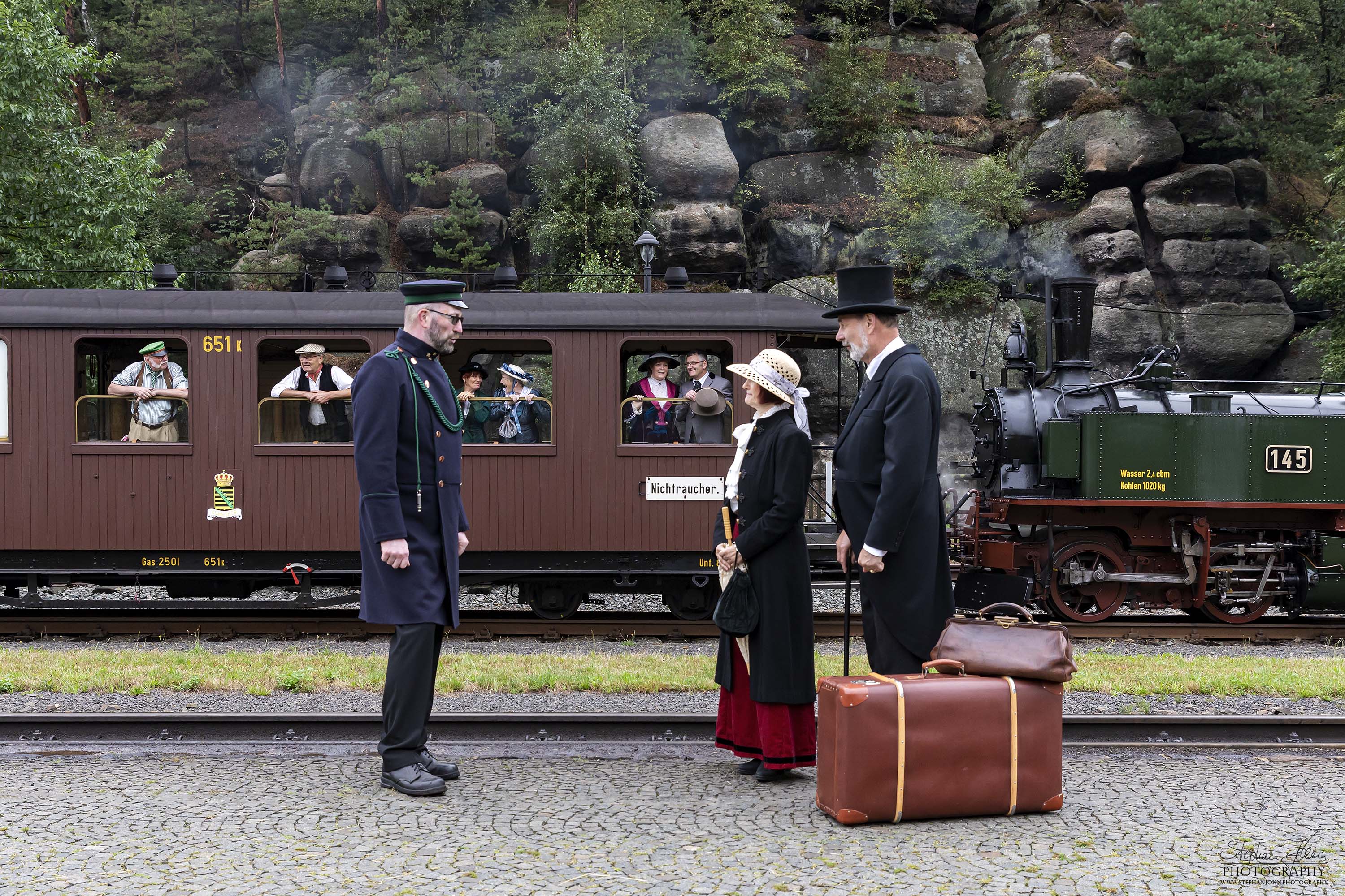 Auch in Oybin herrscht ein reges Treiben im Zug und am Bahnsteig