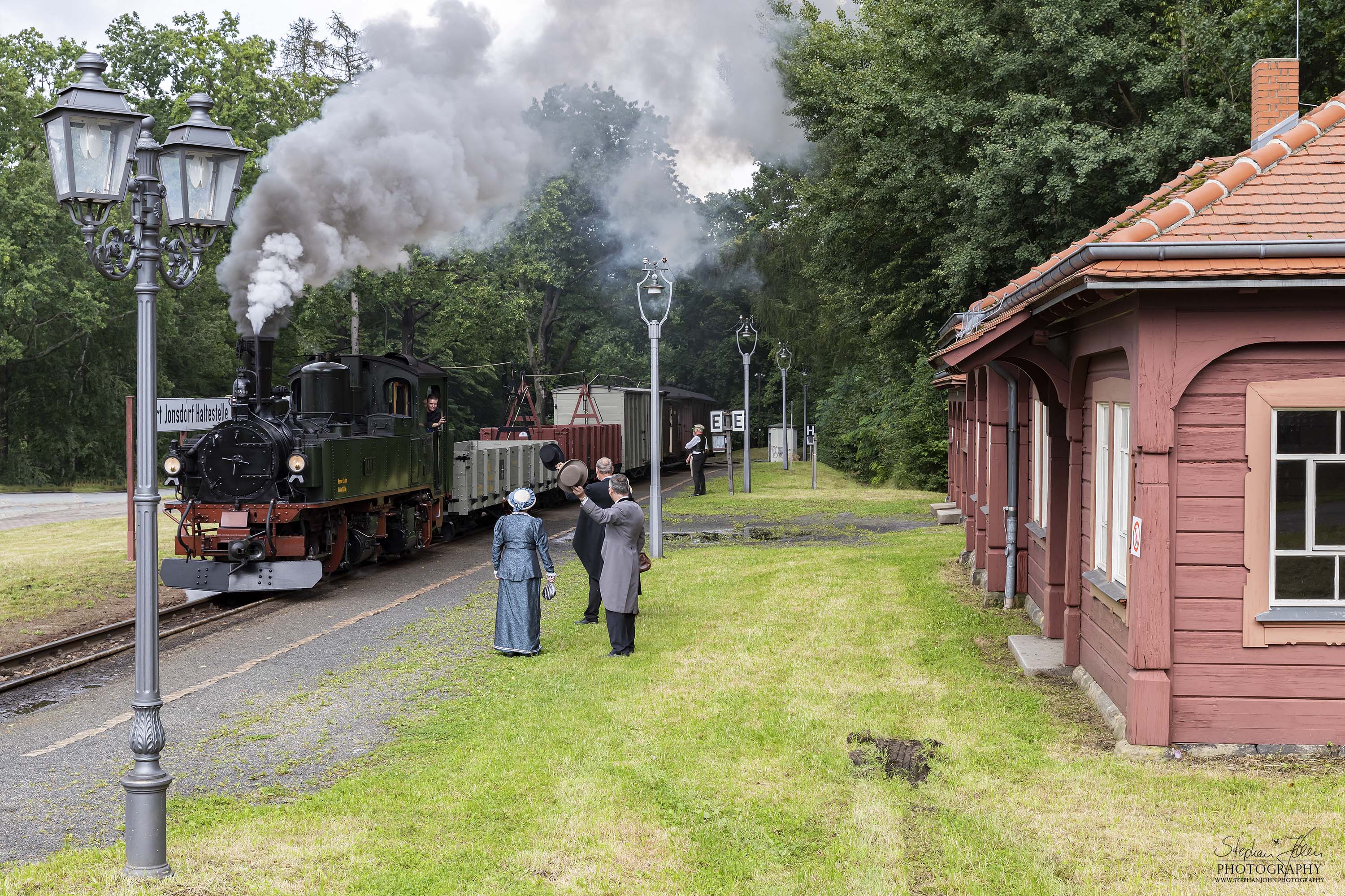 Die Reisenden im Haltepunkt Jonsdorf Haltestelle begrüßen den einfahrenden GmP nach Jonsdorf.