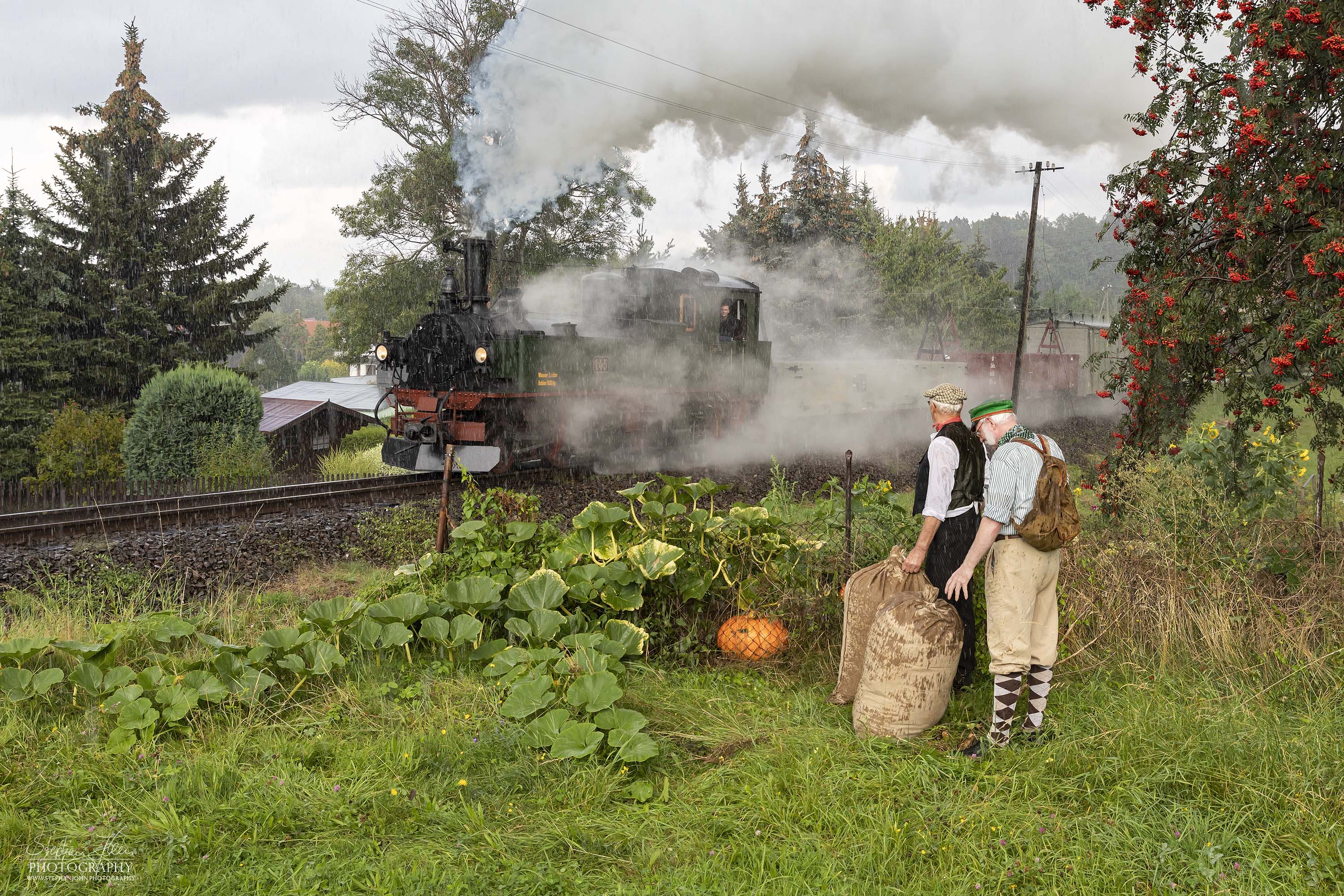 <p>Im strömenden Regen warten die Bauern auf den Zug, um die vollen Säcke aufzuladen.</p>