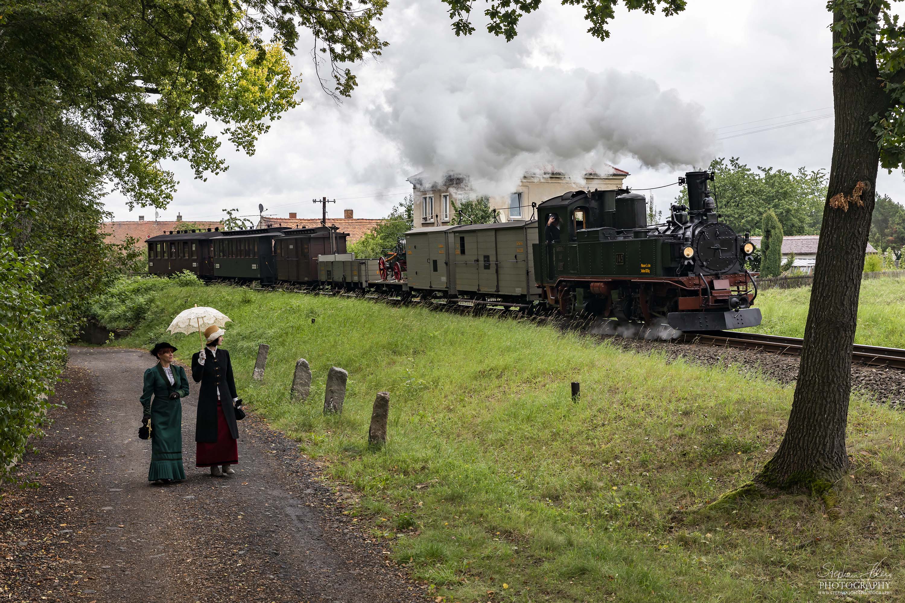 GmP 404 hat den Bahnhof Zittau Vorstadt verlassen und dampft nach Bertsdorf.