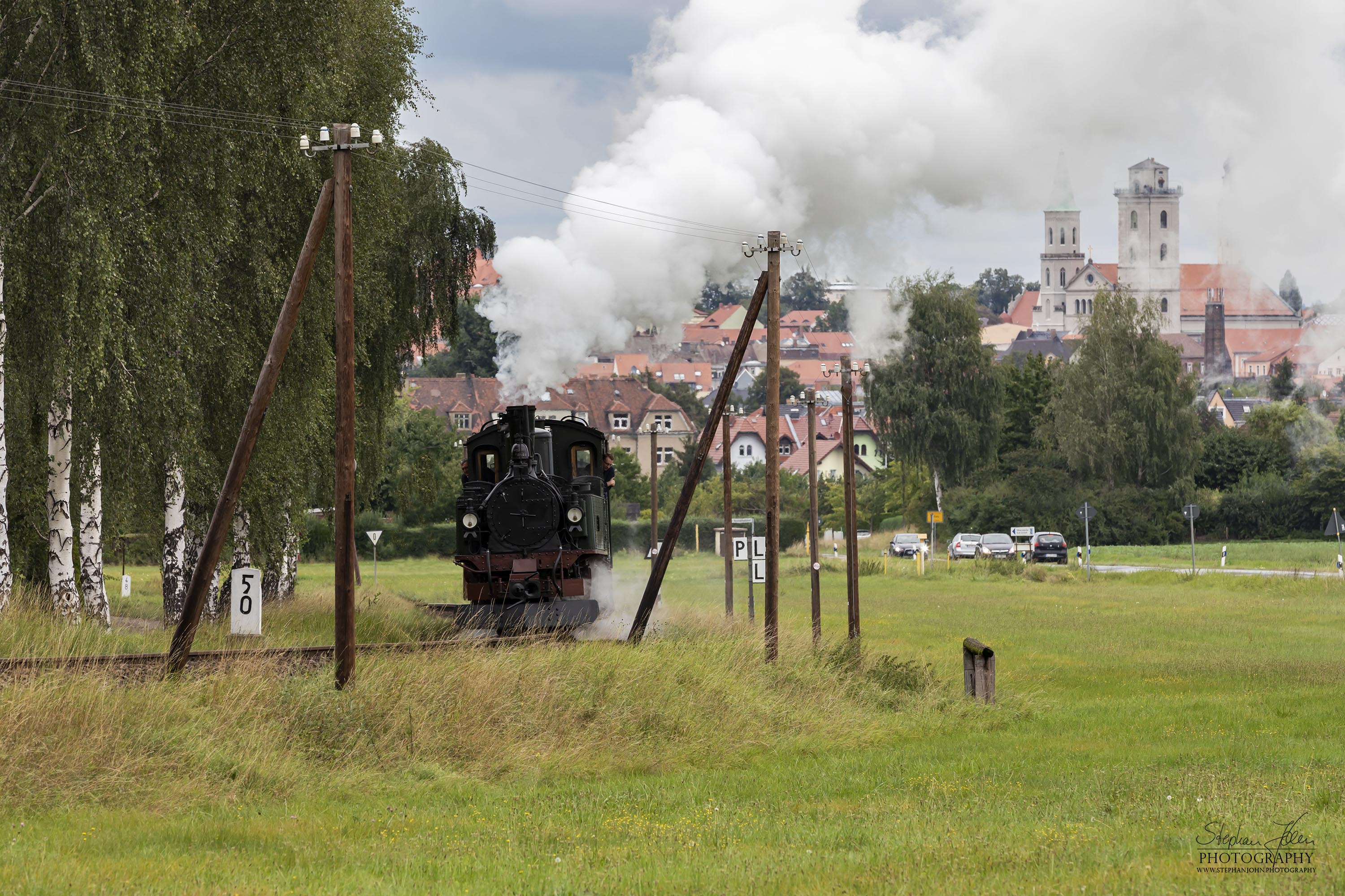 GmP 406 hat den Bahnhof Zittau Vorstadt verlassen und dampft nach Bertsdorf.