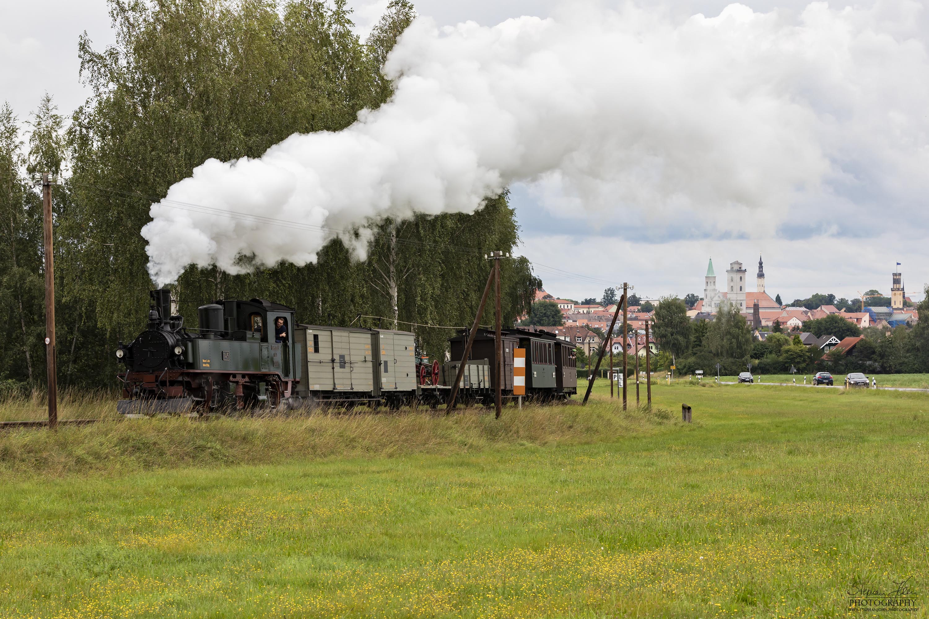 GmP 406 hat den Bahnhof Zittau Vorstadt verlassen und dampft nach Bertsdorf.