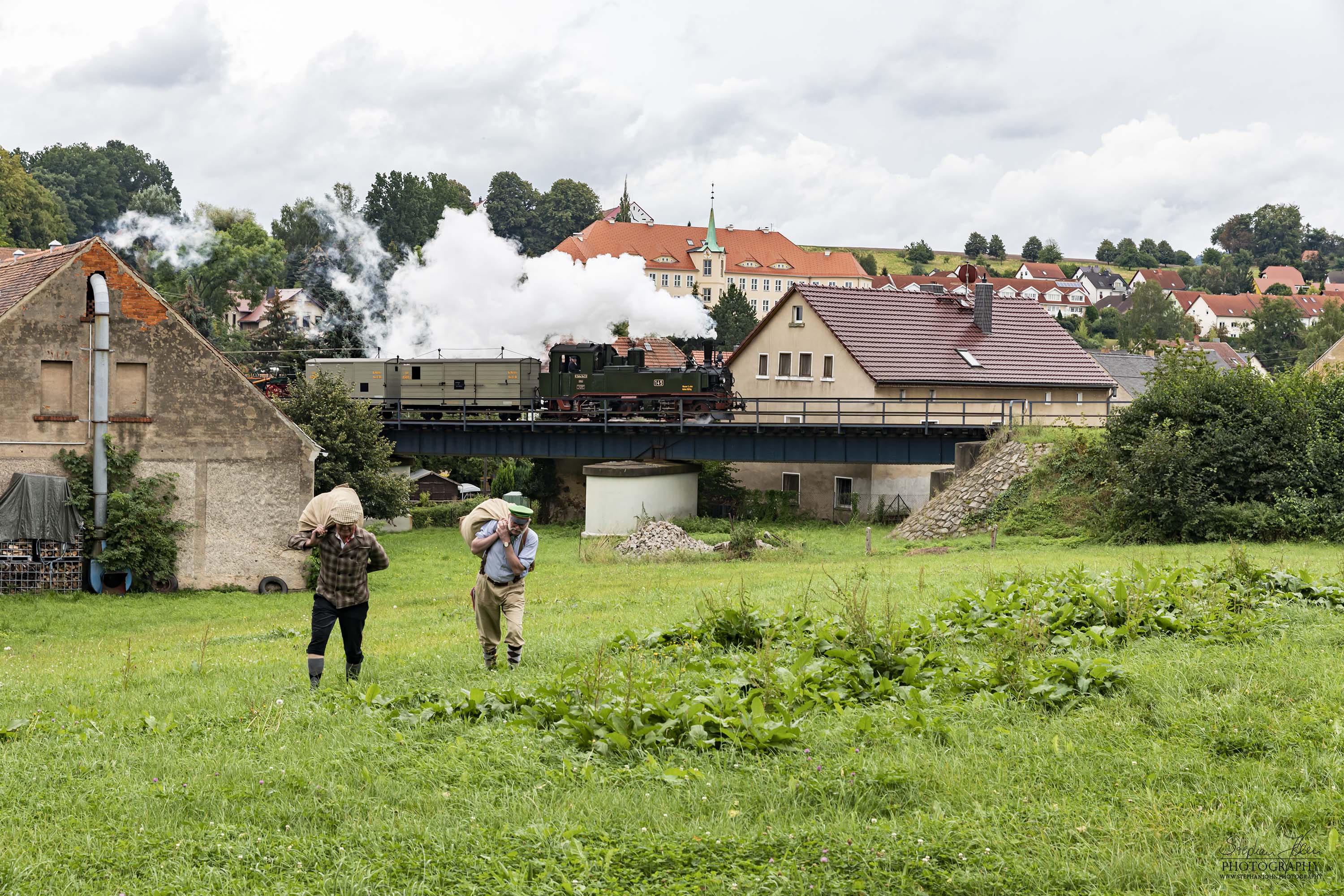 GmP 406 hat den Bahnhof Zittau Vorstadt verlassen und dampft über die Brücke in Olbersdorf weiter nach Bertsdorf