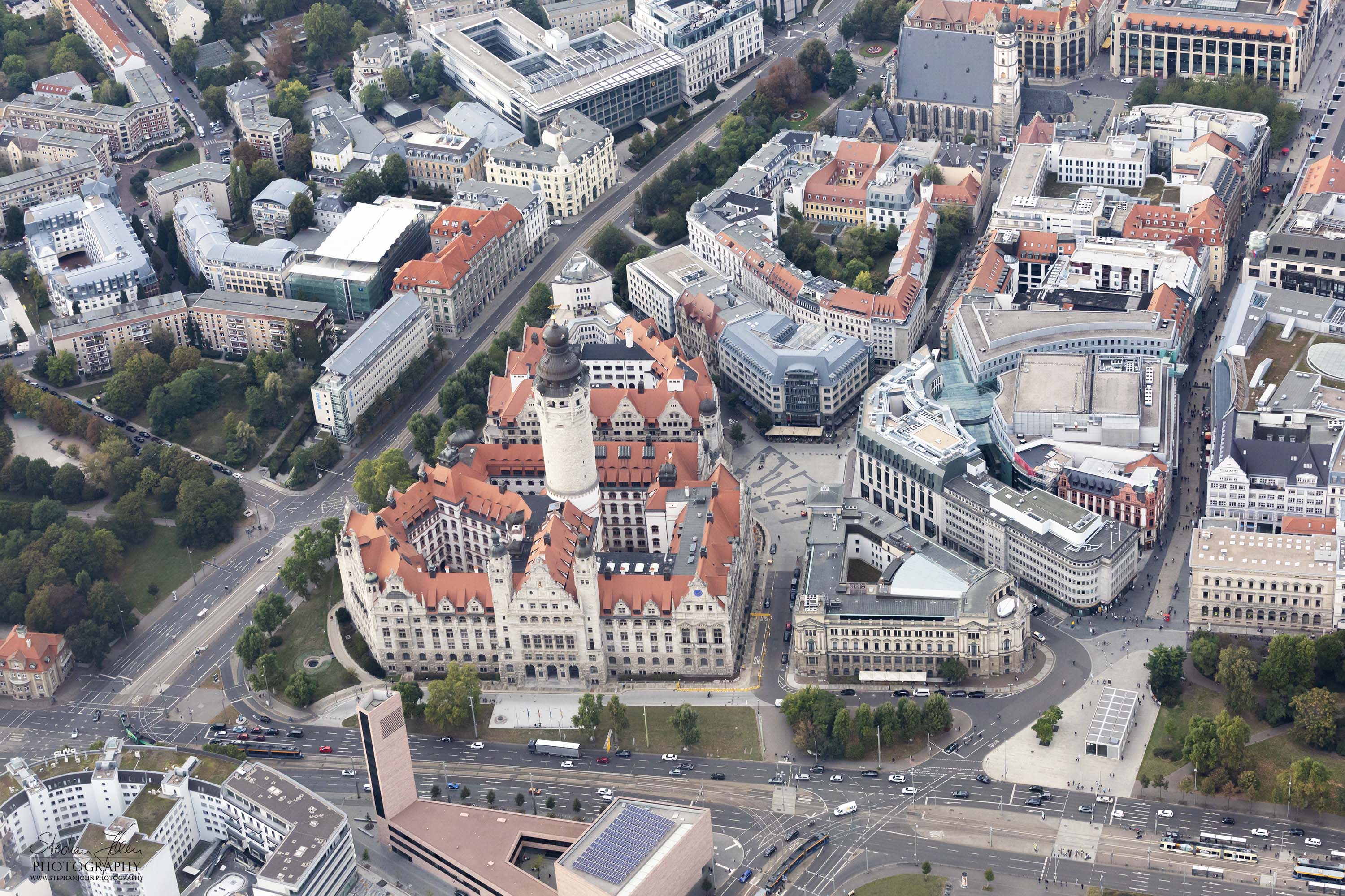 Das Rathaus von Leipzig aus der Luft