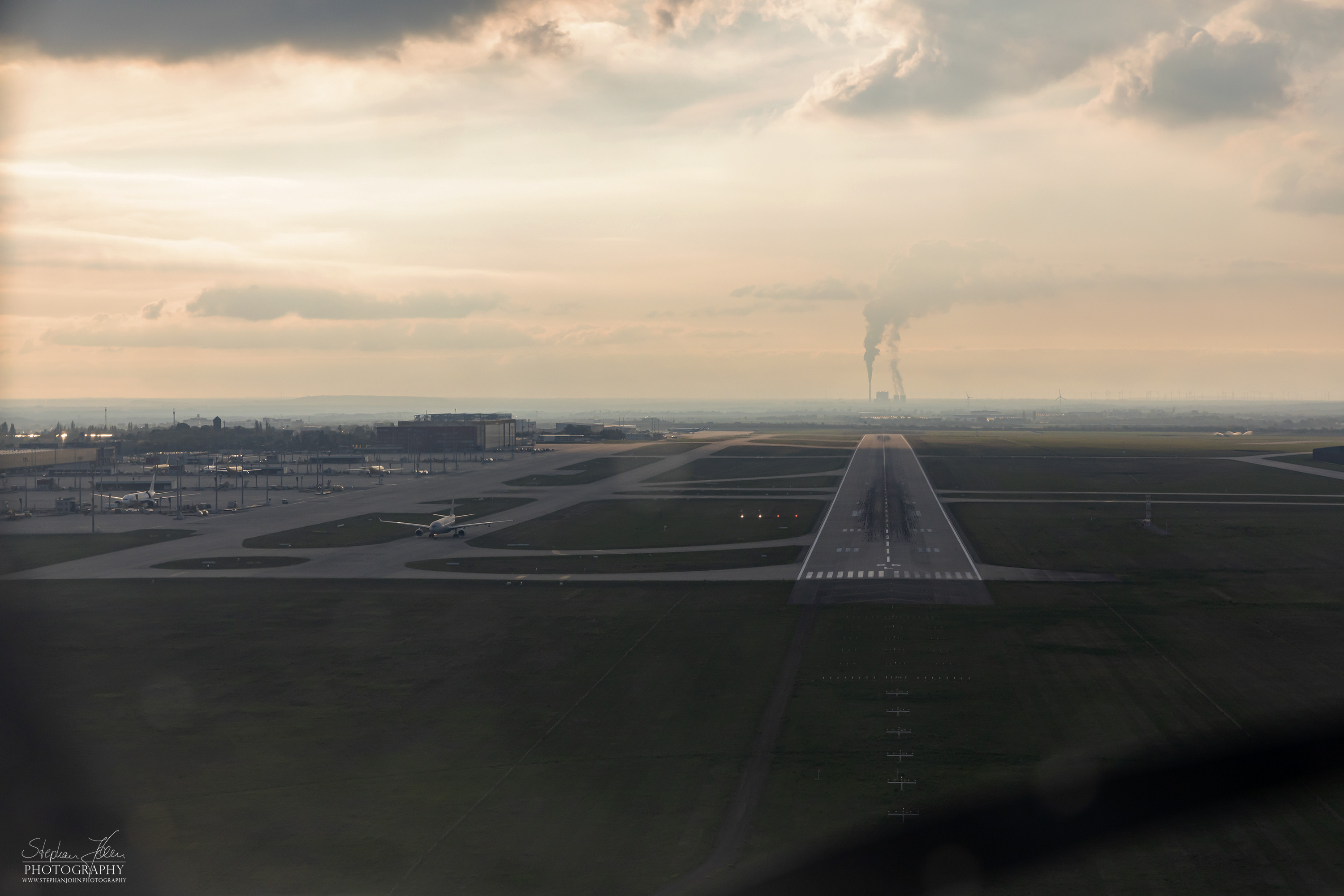 <p>Anflug auf die Südbahn Rwy 26L vom Flughafen Leipzig-Halle</p>