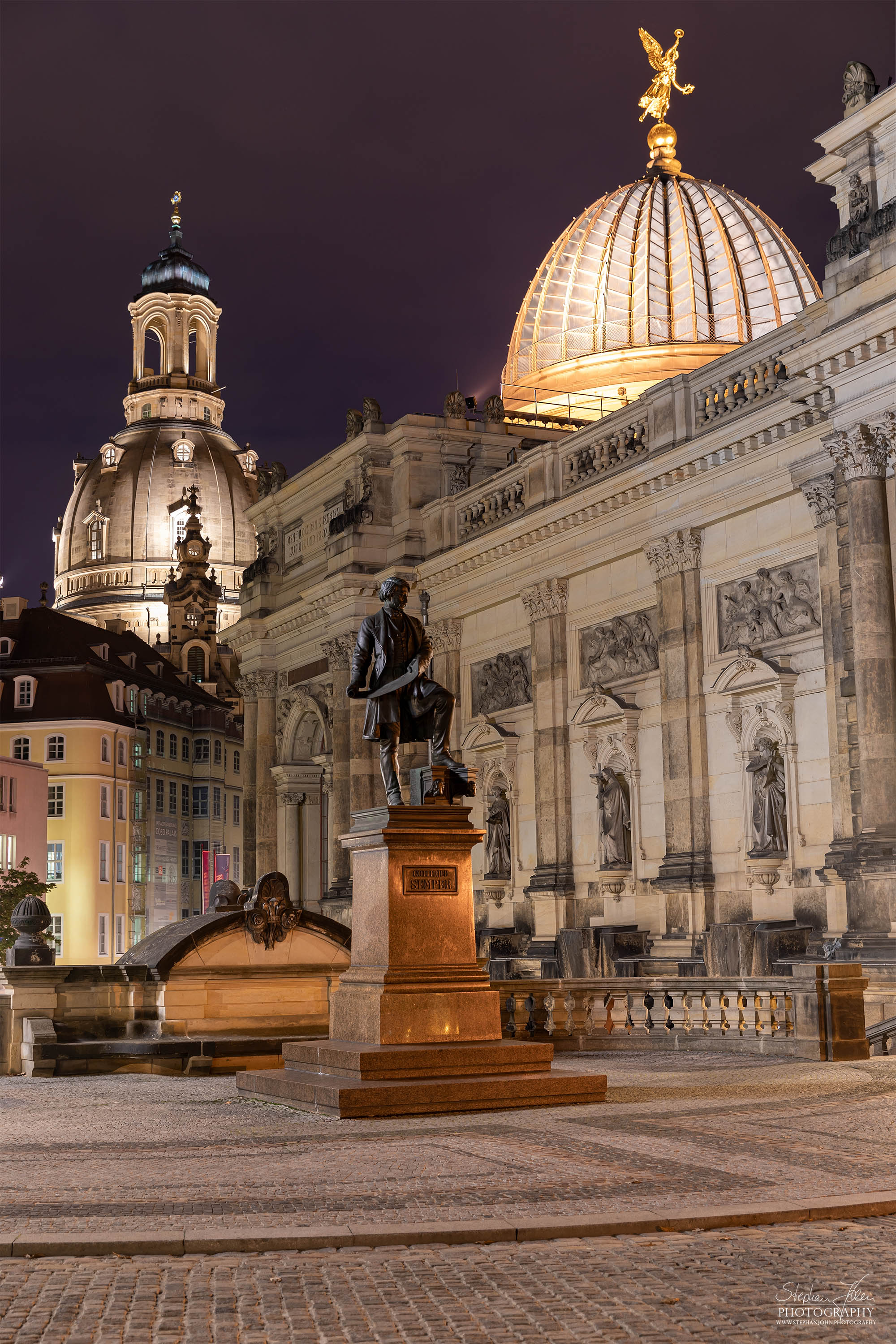 Blick vom Brühlschen garten zur Frauenkirche. Im Vordergrund das Denkmal für den Architekten Gottfried Semper.