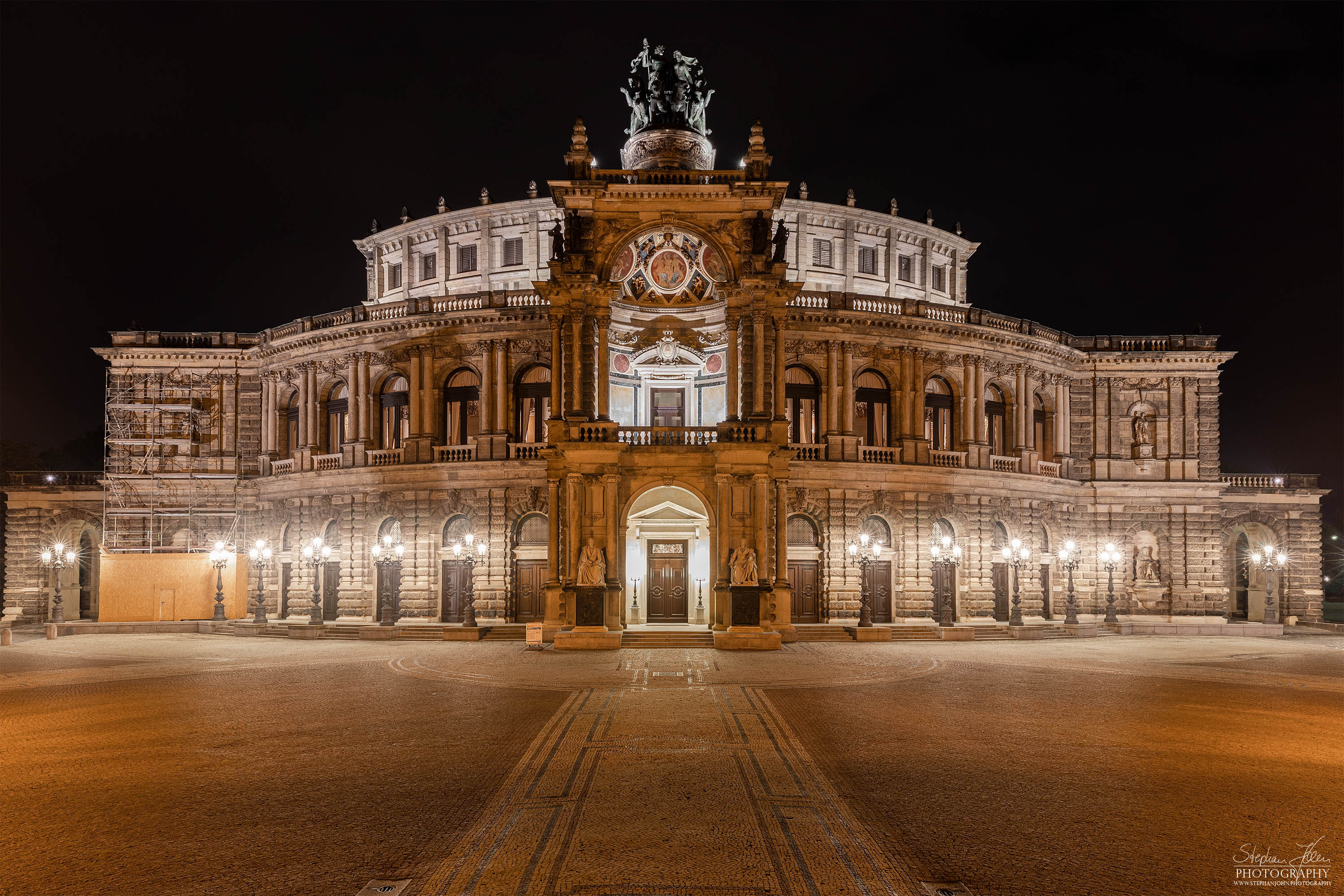 Die Semperoper in Dresden bei Nacht