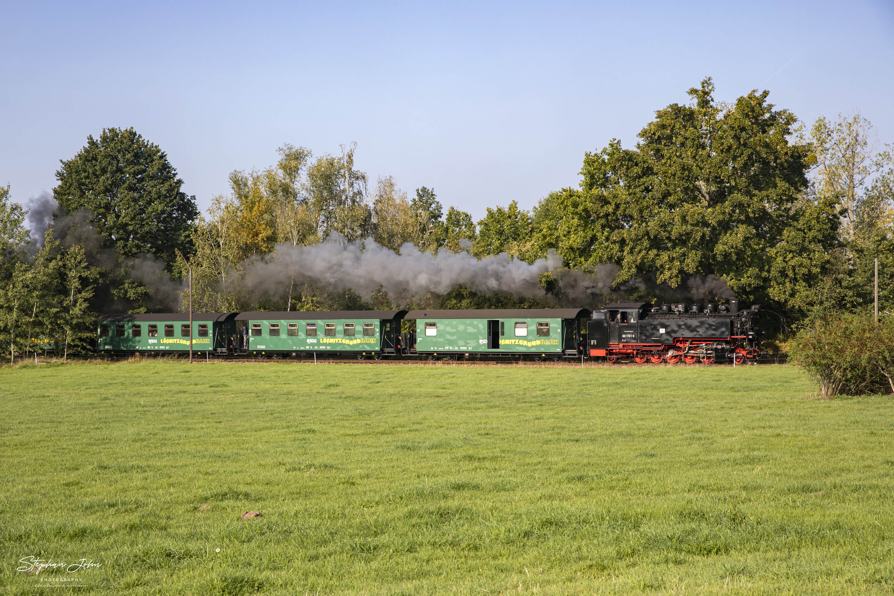 Zug der Lößnitzgrundbahn auf dem Weg nach Radeburg