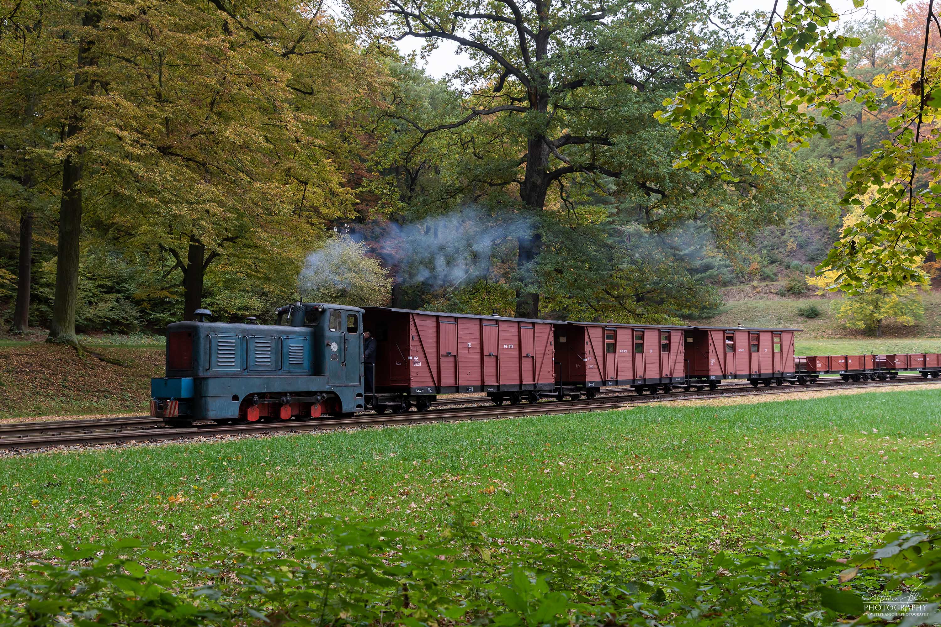 Ein mit einer Diesellok V10 C  bespannter GmP verlässt den Bahnhof Bad Muskau