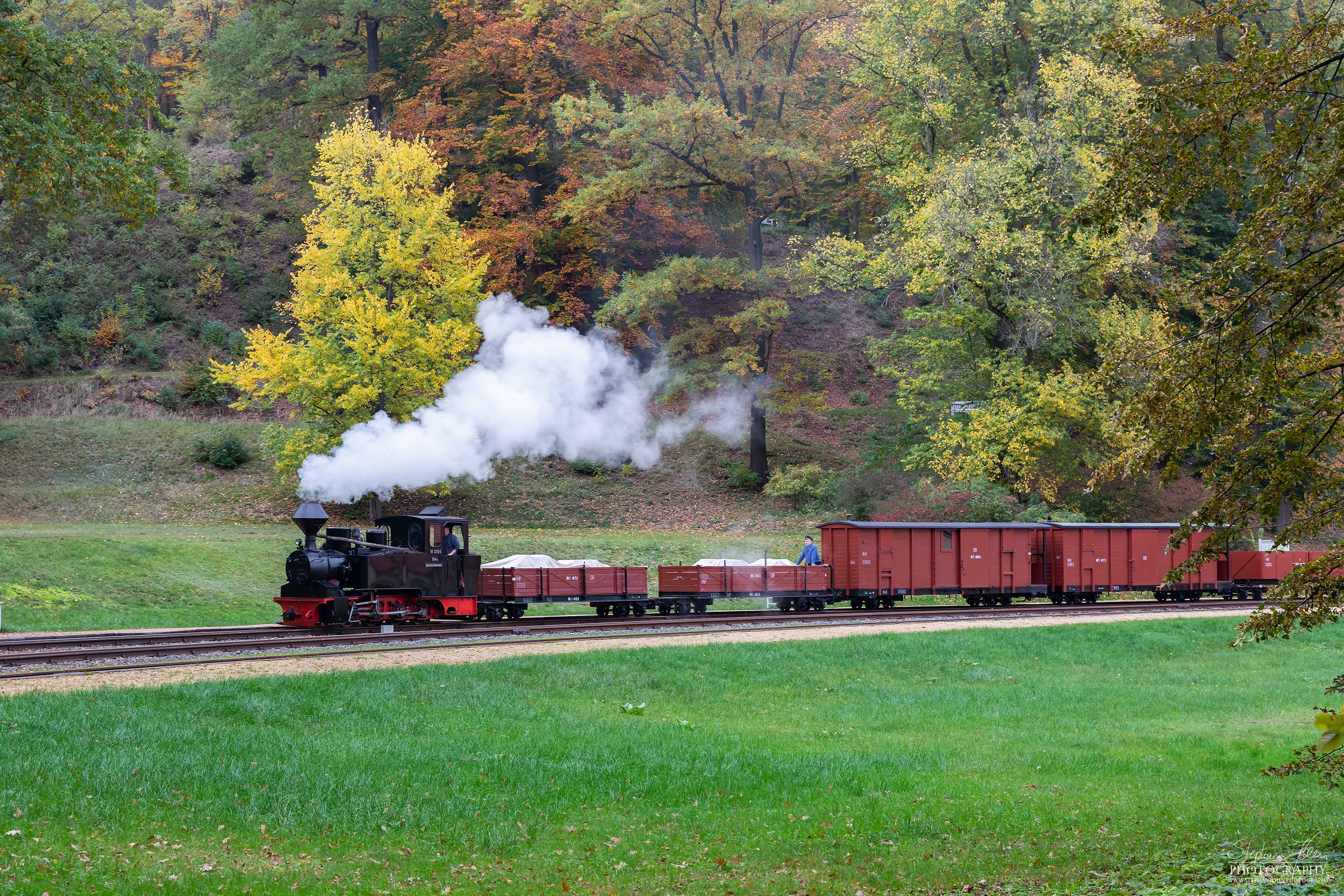 Lok 99 3312-8 DIANA verlässt mit einem Güterzug den Bahnhof Bad Muskau in Richtung Weißwasser