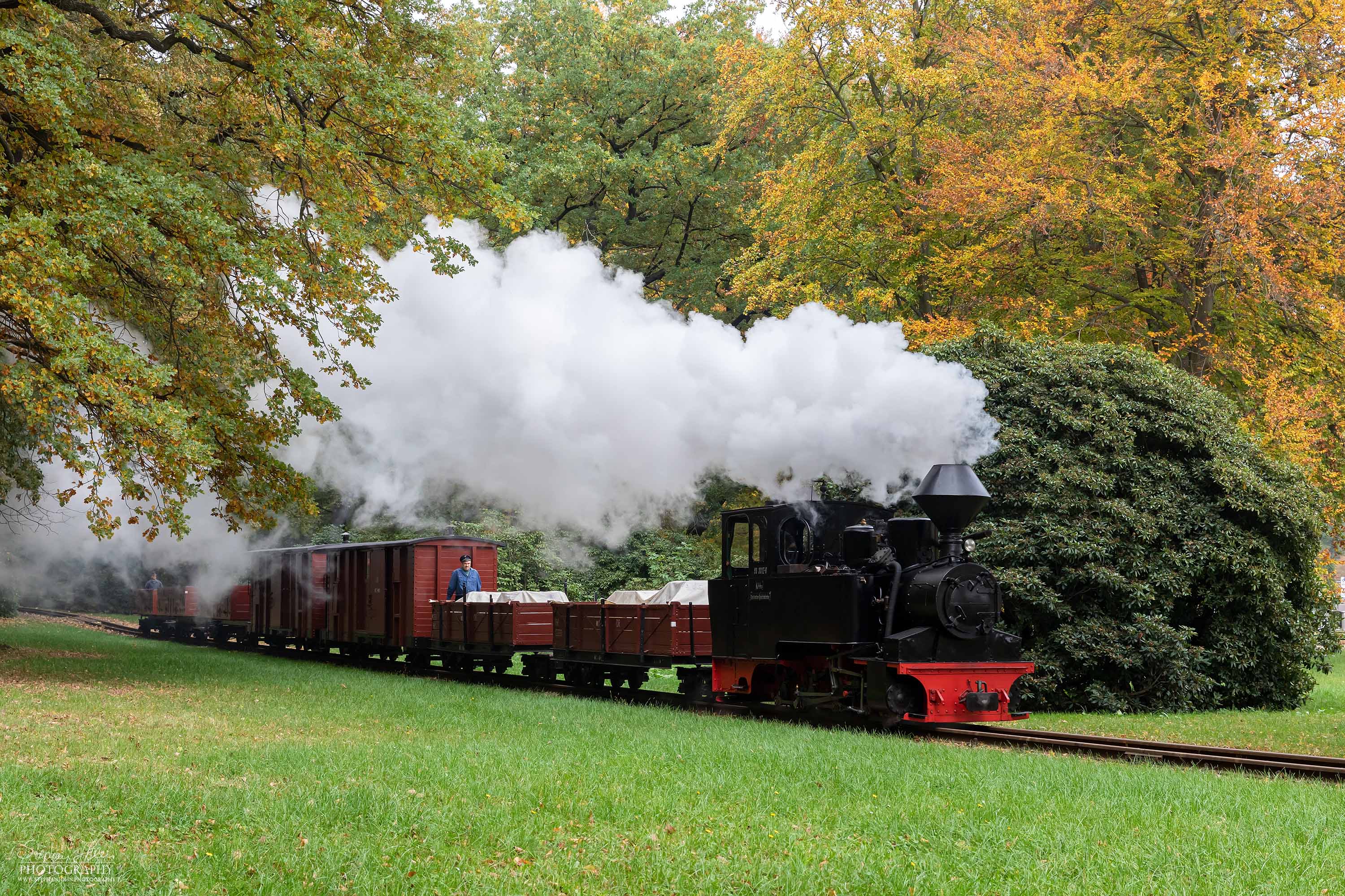 Lok 99 3312-8 DIANA mit einem Güterzug von Bad Muskau in Richtung Weißwasser in der Ortslage Bad Muskau