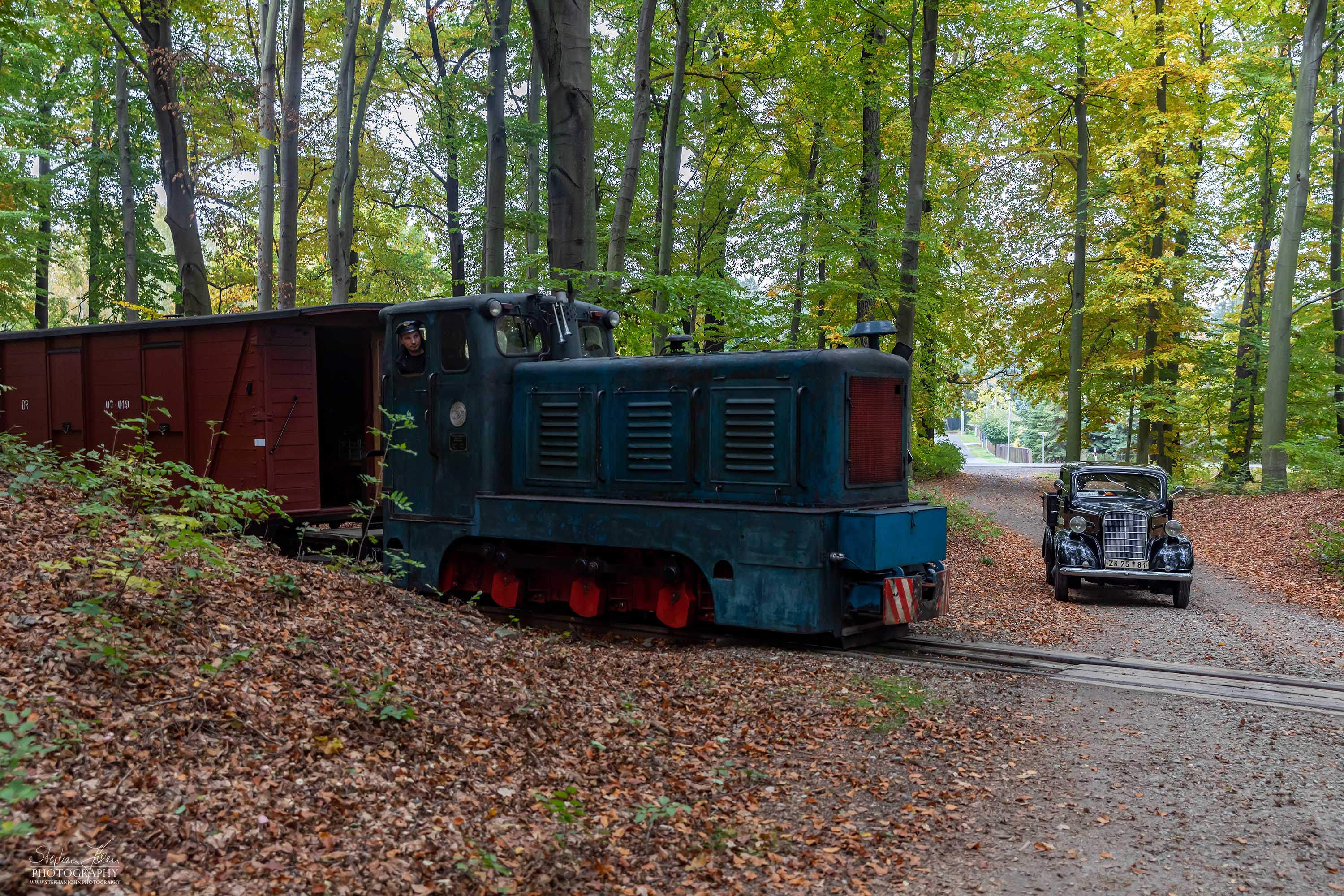 Ein GmP mit einer Lok V10 C dieselt durch den Wald in Richtung Weißwasser