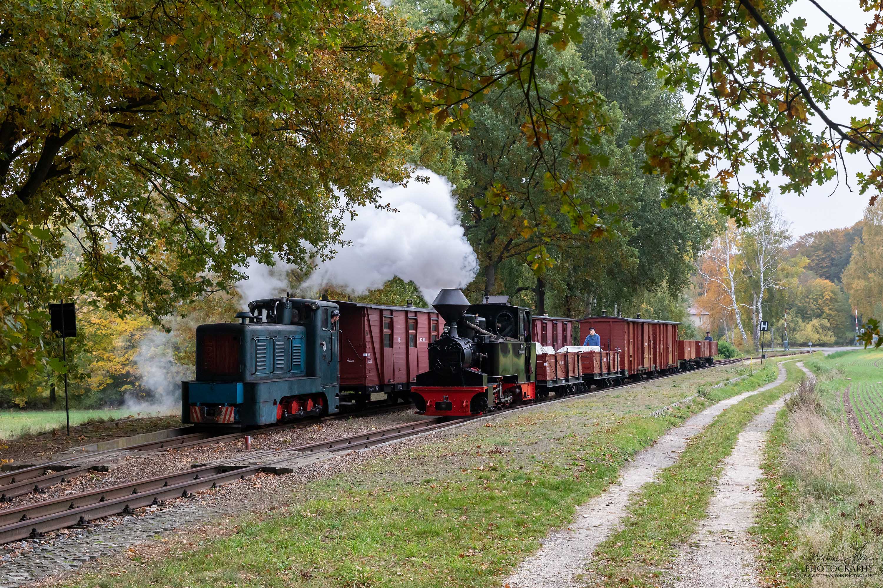 Lok 99 3312-8 mit einem Güterzug von Bad Muskau in Richtung Weißwasser überholt in Krauschwitz/Baierweiche einen GmP