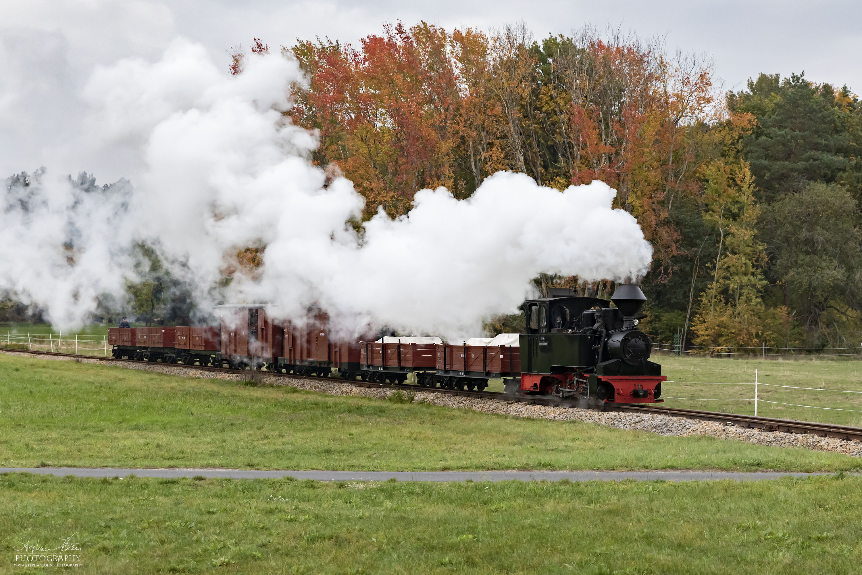 Lok 99 3312-8 dampft mit einem Güterzug von Bad Muskau in Richtung Weißwasser