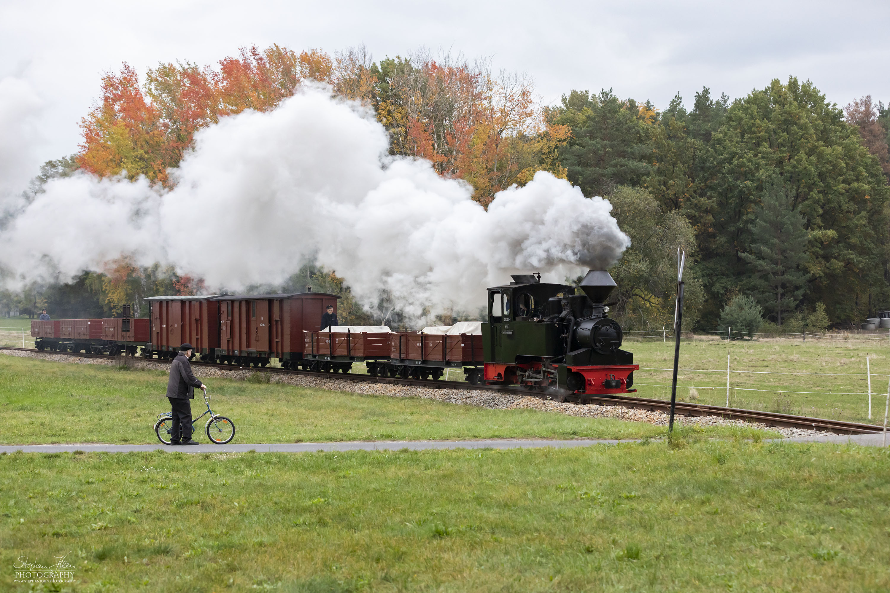 Lok 99 3312-8 dampft mit einem Güterzug von Bad Muskau in Richtung Weißwasser