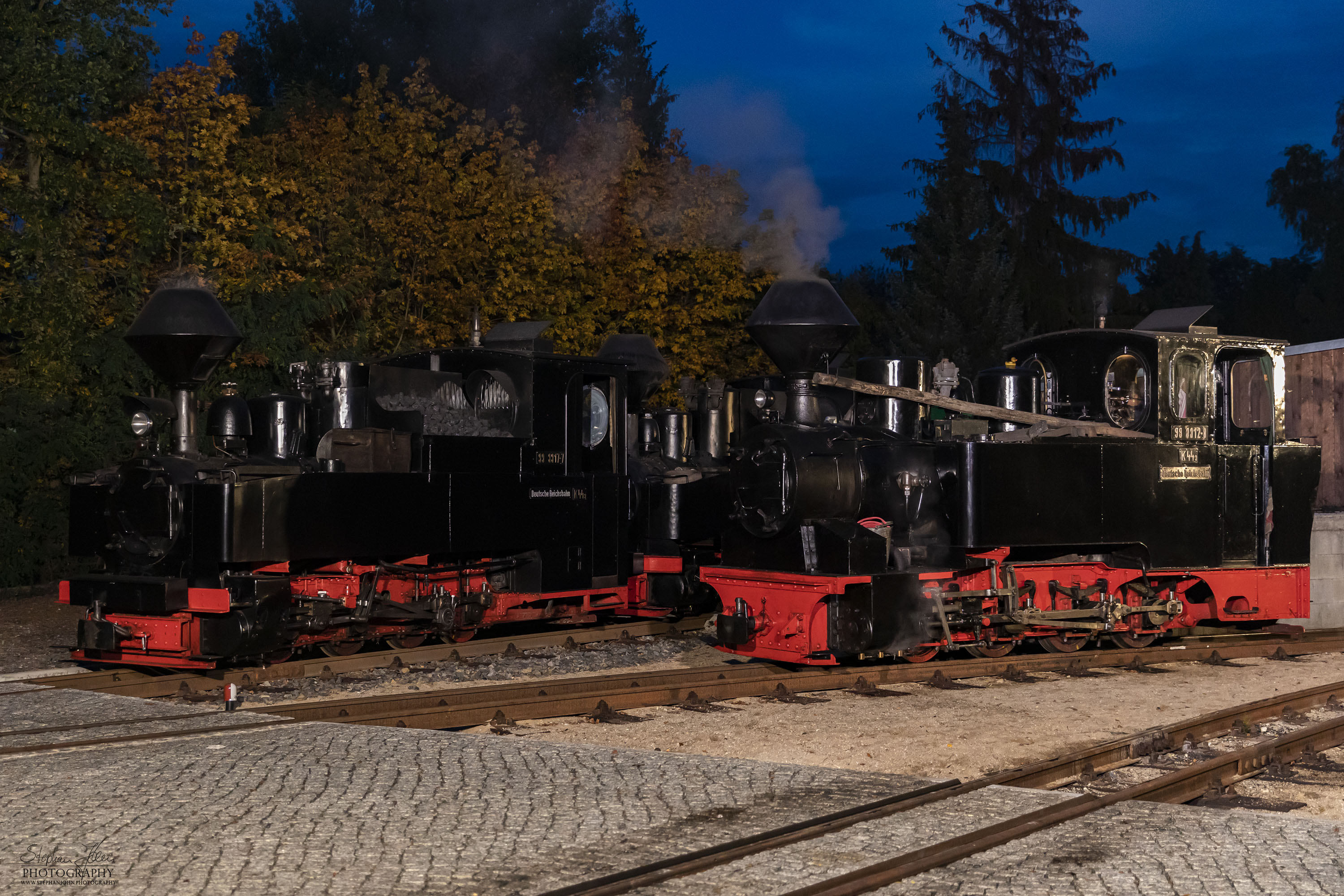 Lok 99 3317 und 99 3312 vor der Bekohlungsanlage in Weißwasser