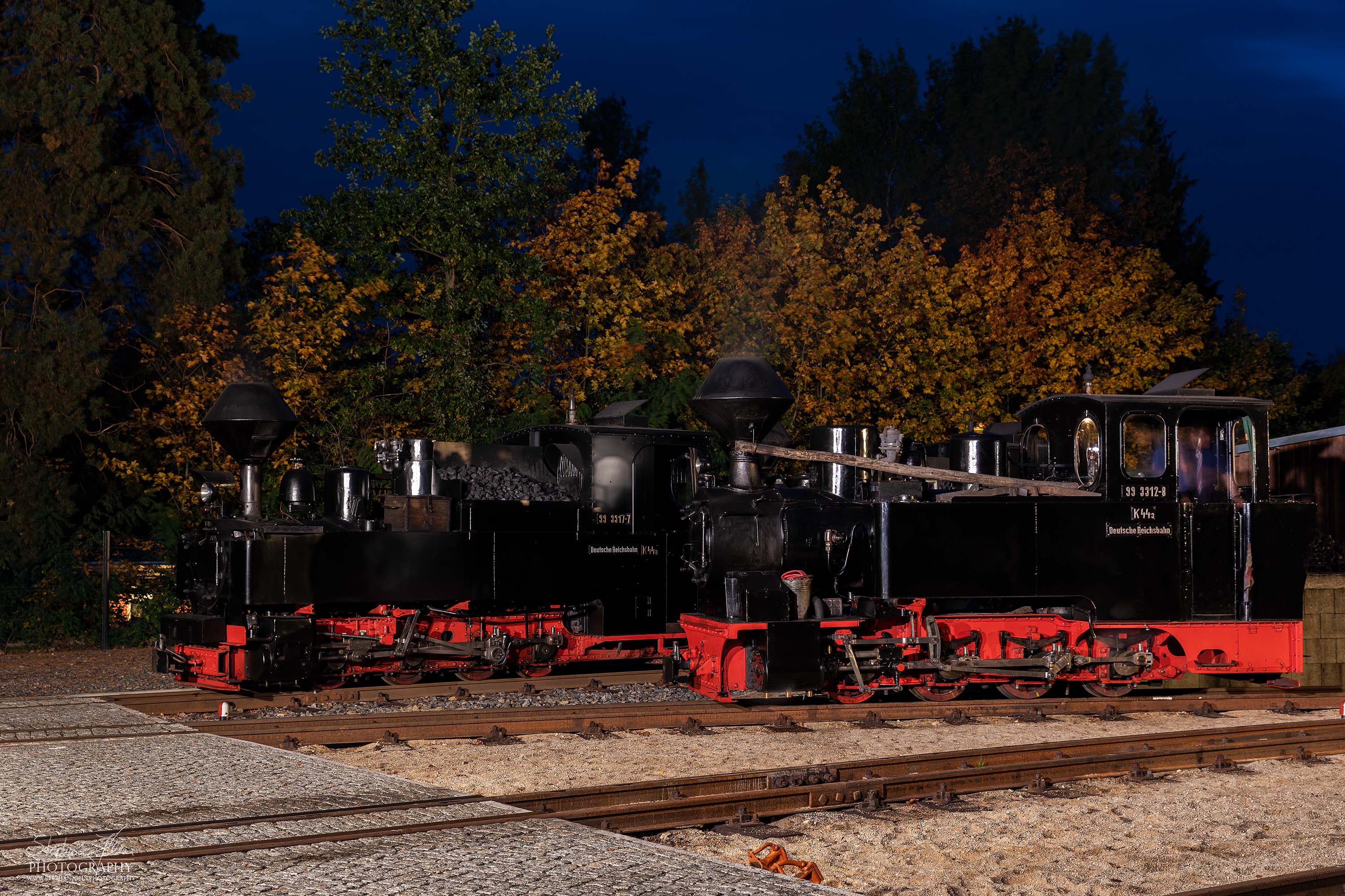 Lok 99 3317 und 99 3312 vor der Bekohlungsanlage in Weißwasser