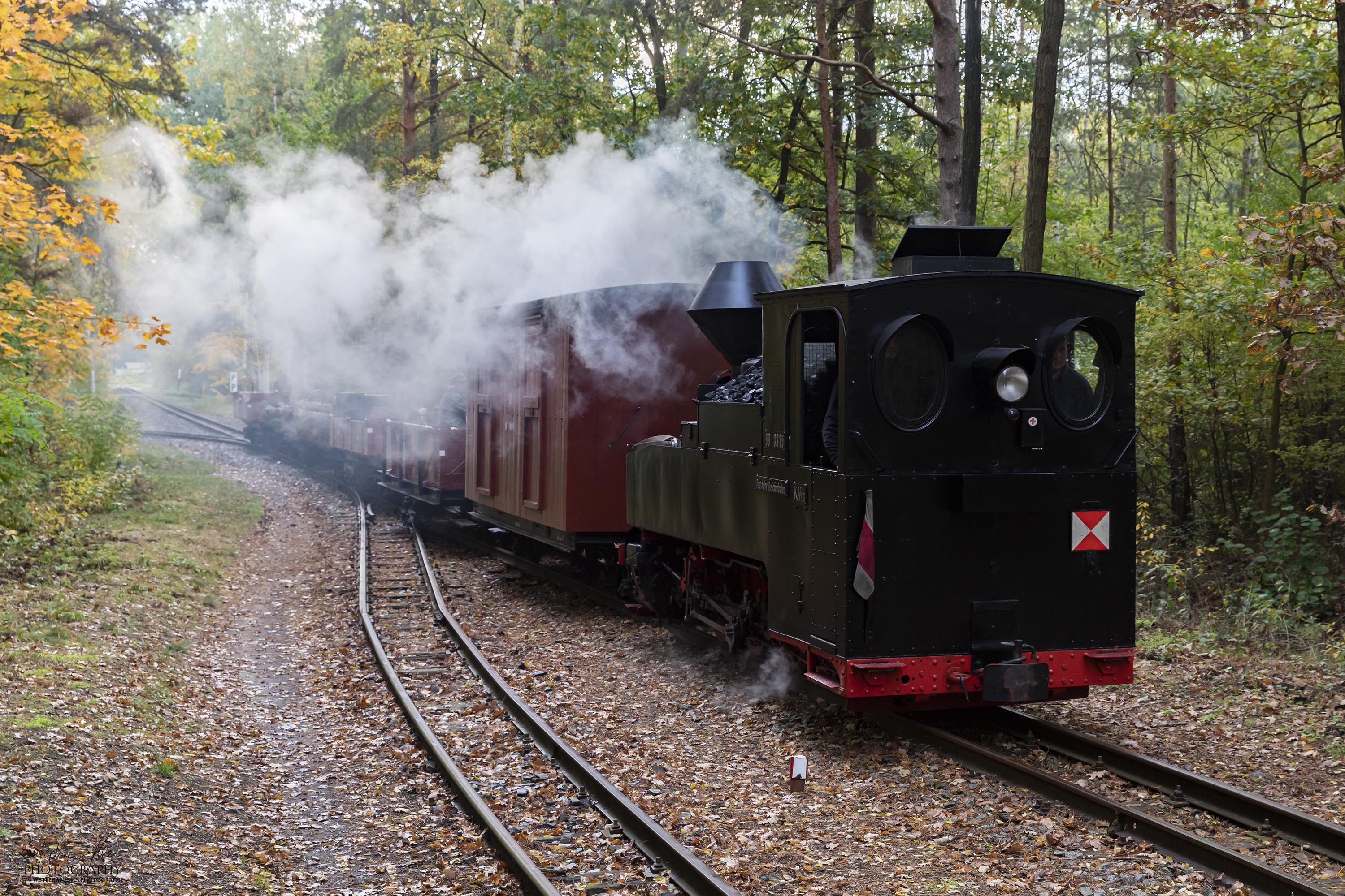 Lok 99 3315 mit einem Güterzug im Ausweichbahnhof hinter Weißwasser auf dem Weg Richtung Schwerer Berg