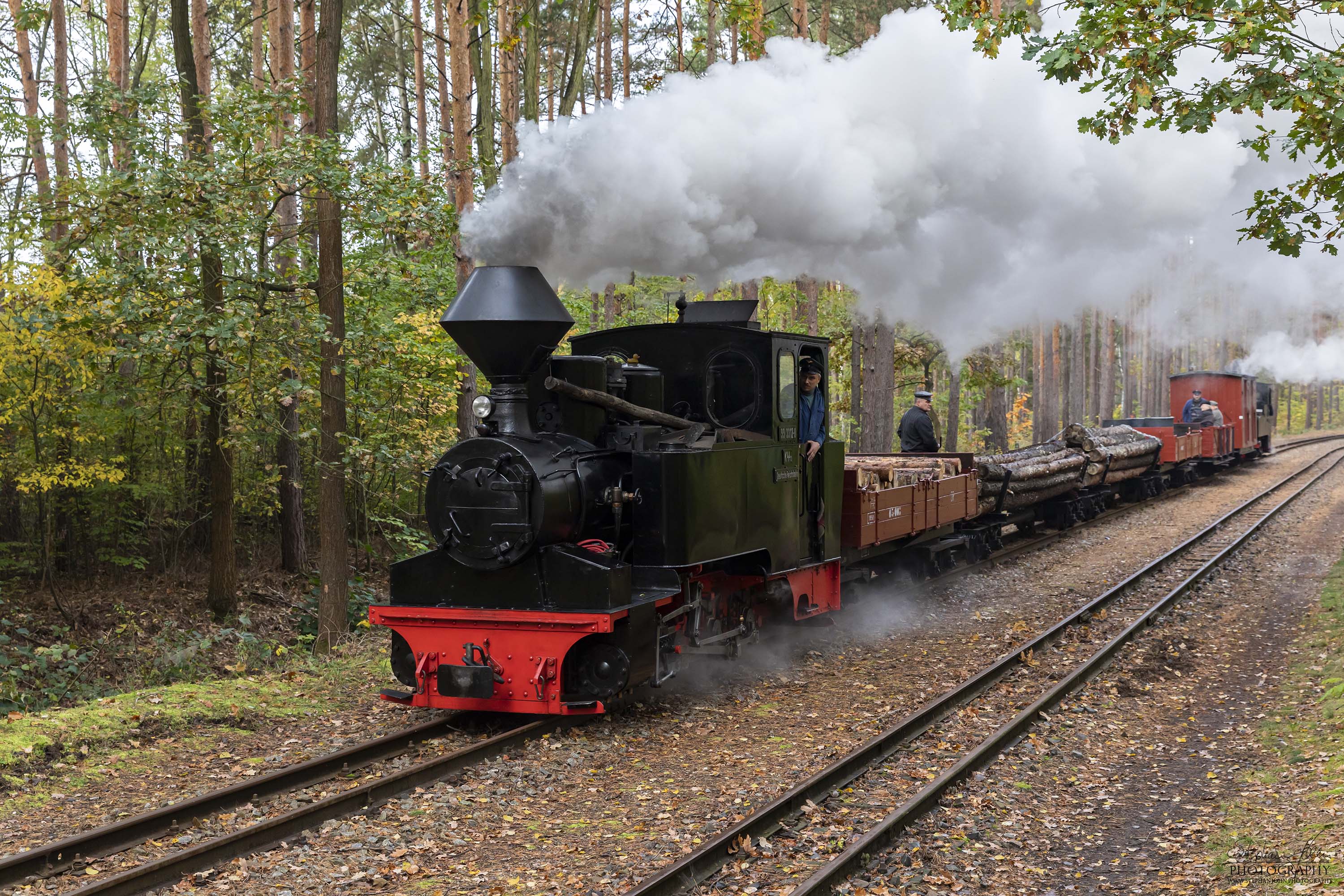 Lok 99 3312 dampft mit einem Güterzug in Richtung Weißwasser. Lok 99 3315 schiebt nach.