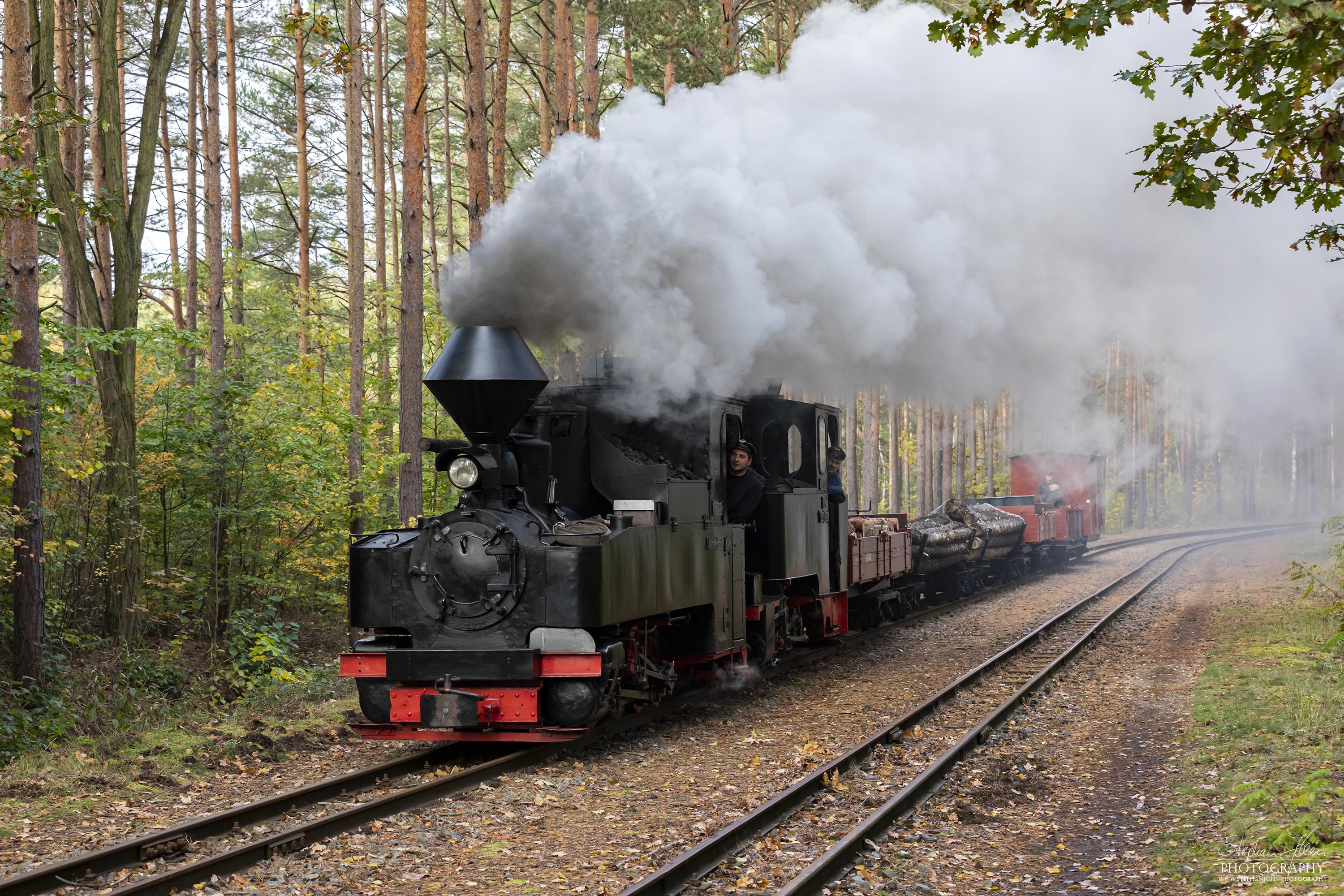 Lok 99 3312 mit Vorspann 99 3315 dampft mit einem Güterzug nach Weißwasser