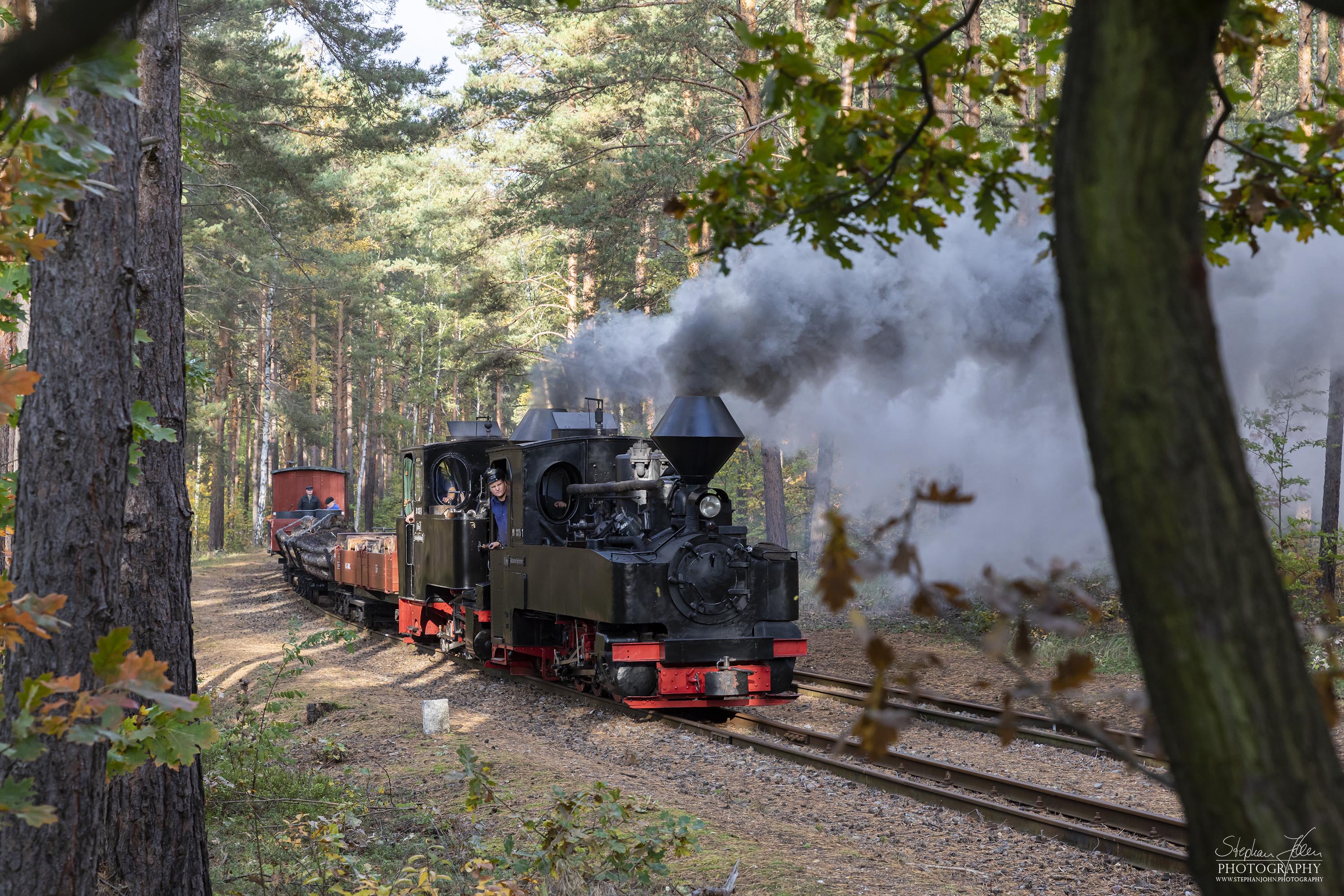 Lok 99 3312 mit Vorspann 99 3315 dampft mit einem Güterzug nach Weißwasser