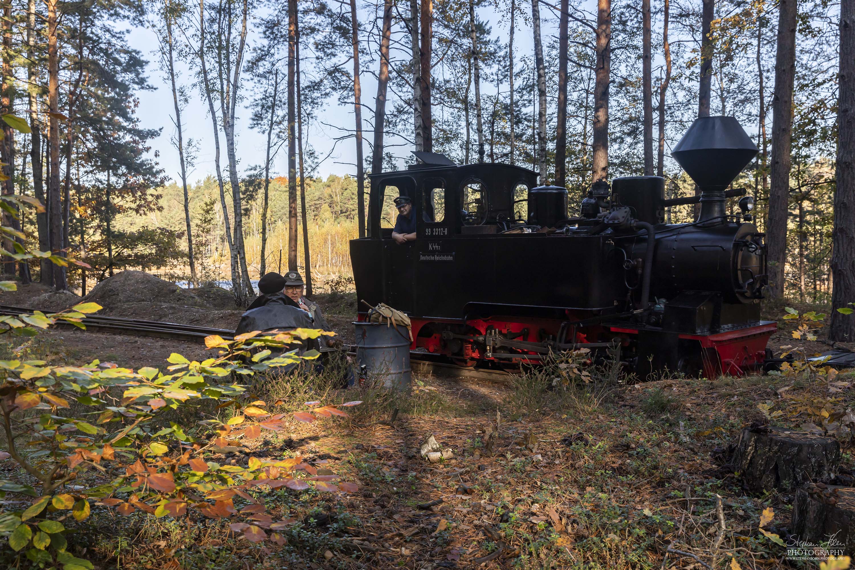 Während der Oberförster und sein Gehilfe im Wald Mittagspause machen, schaut die Lokbesatzung der 99 3312 neidisch zu